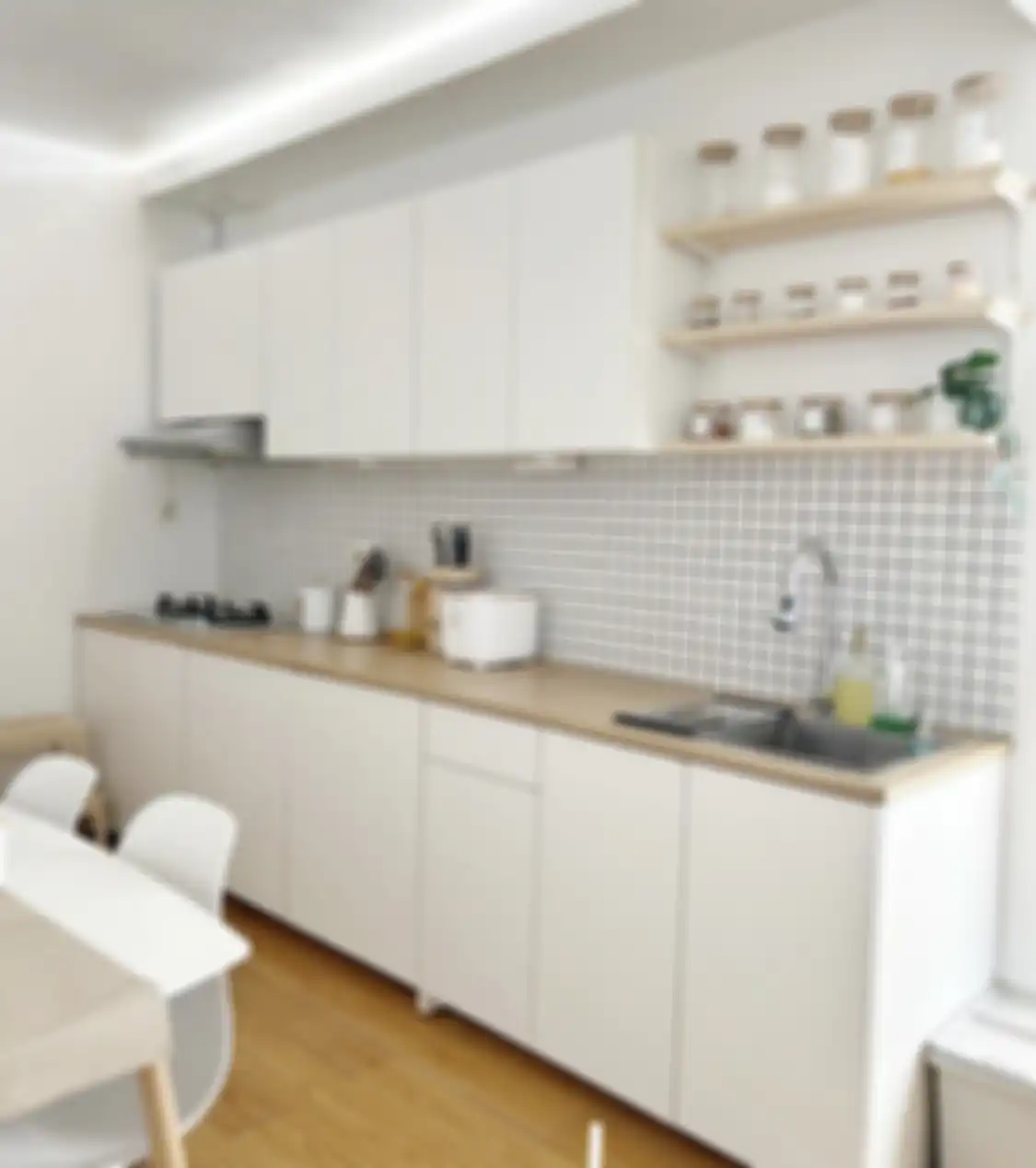 Simak ulasan 7 cara foto interior agar dapur mungil terlihat semakin aesthetic. Ternyata caranya simpel kok.