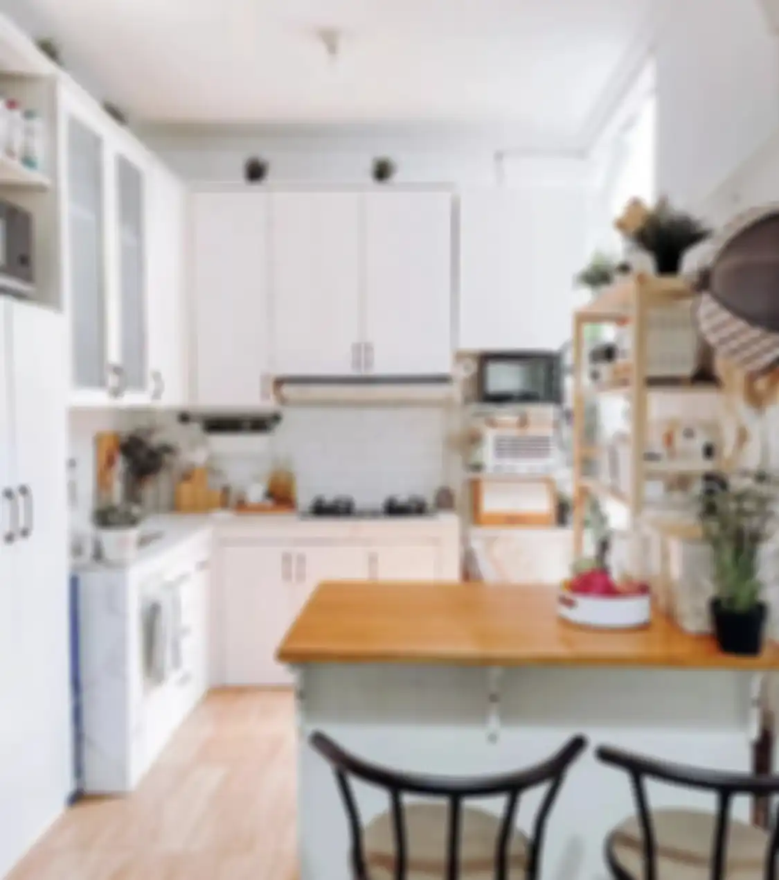 Pemilik rumah minimalis menjajal memasang lemari tertutup di desain dapur mungil. Foto interiornya menjadi seperti begini.
