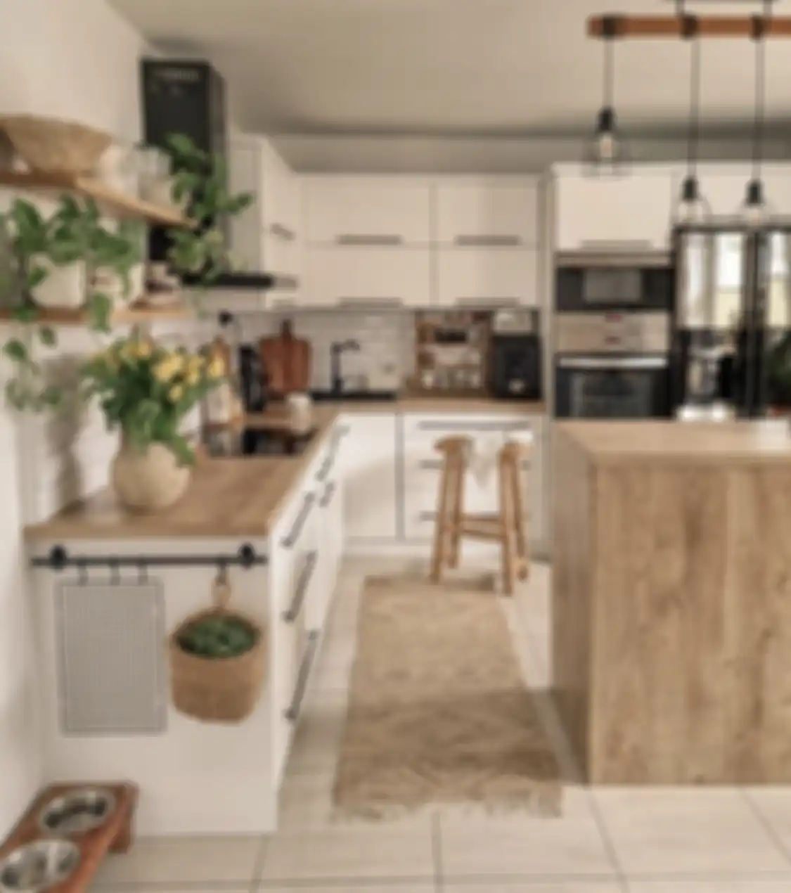 Pencahayaan yang benderang membuat potret interior dapur ukuran mungil tampak nyaman.