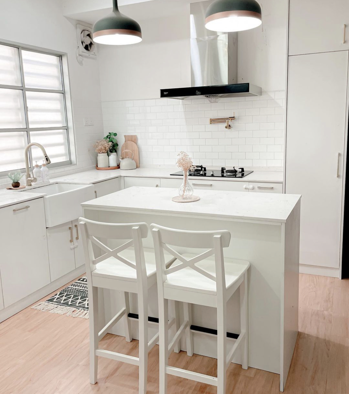 Kabinet dapur dapat dicat ulang agar tampilannya jadi lebih cantik.