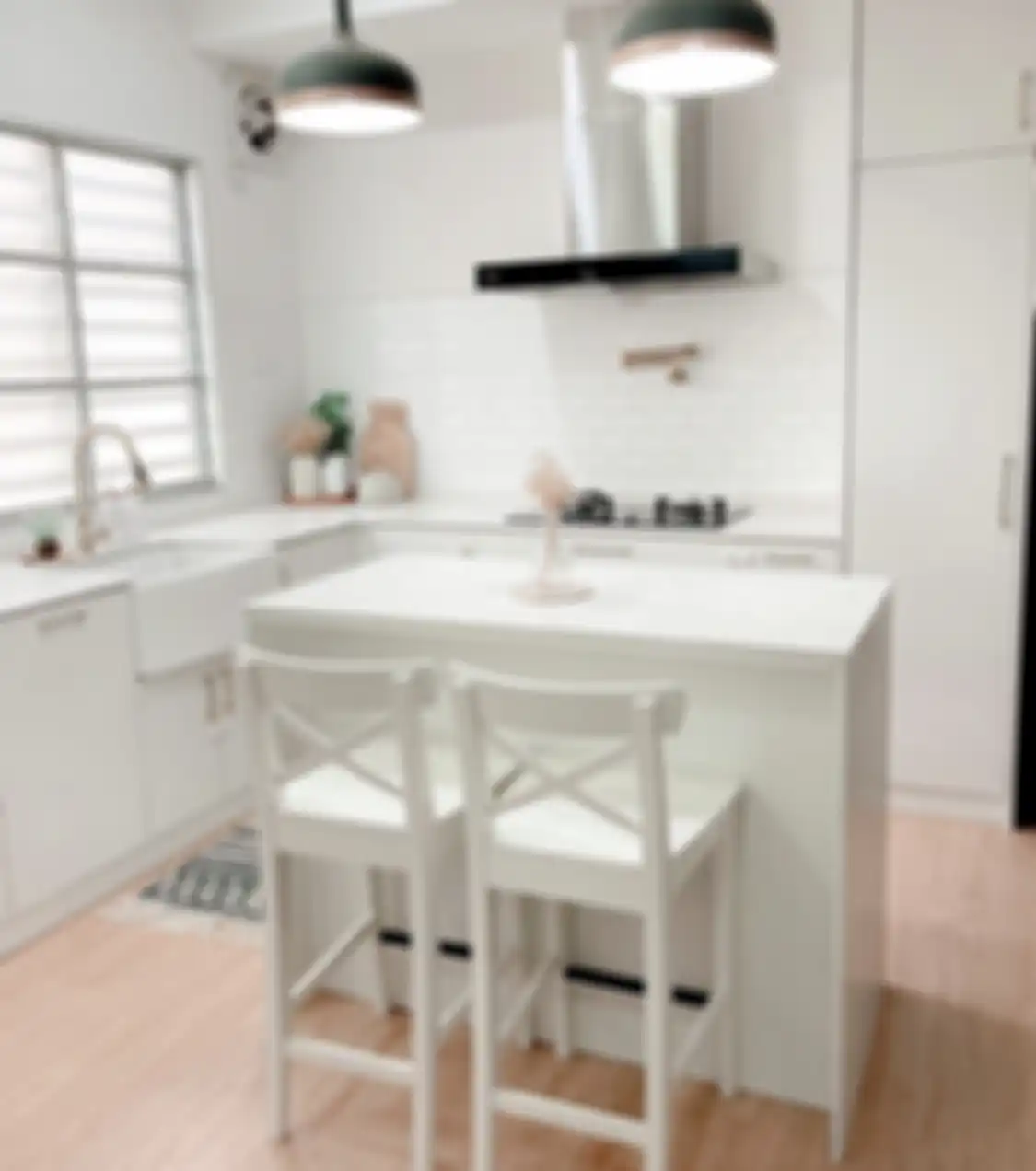 Kabinet dapur dapat dicat ulang agar tampilannya jadi lebih cantik.