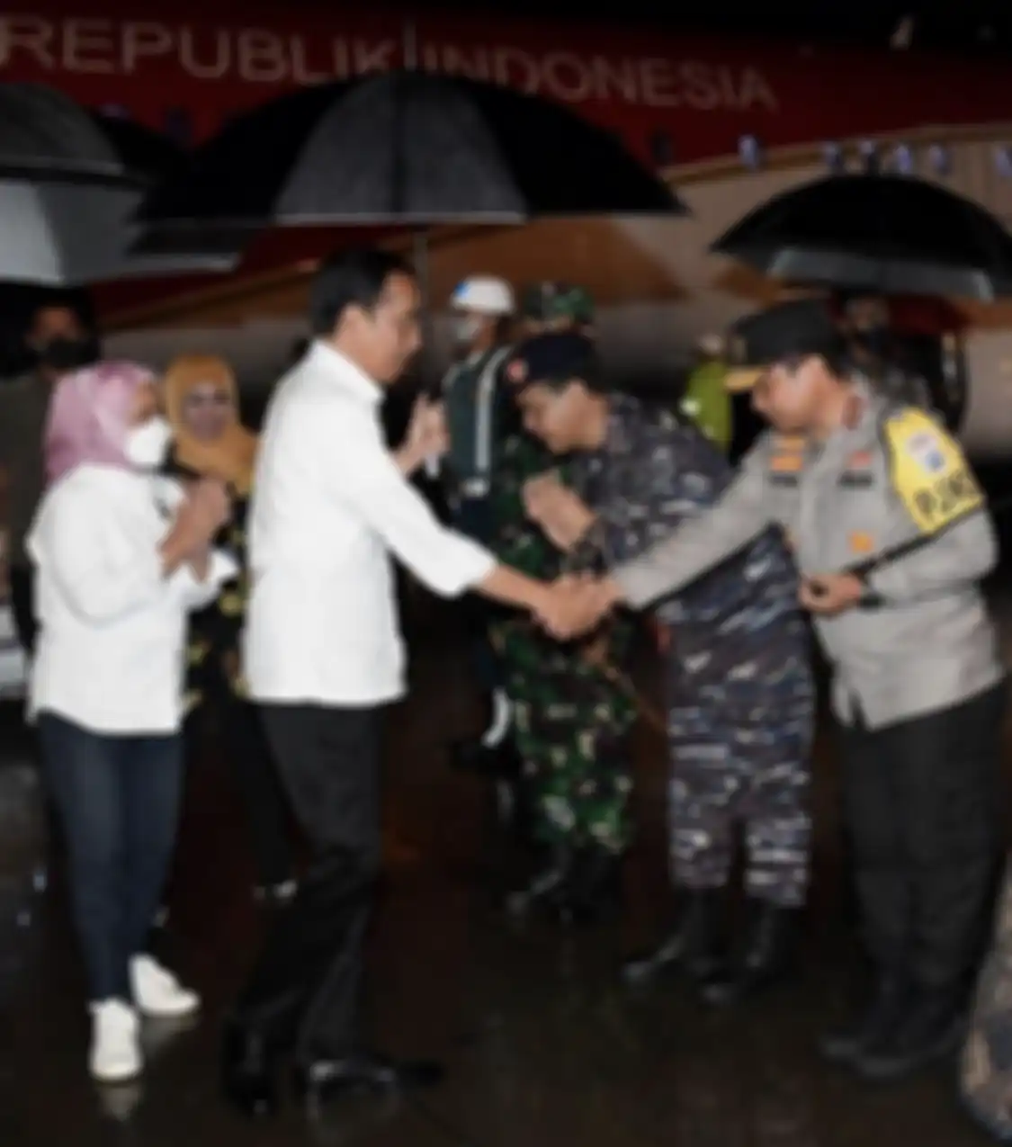 Kapolda Jatim Irjen Toni Hermanto saat menyambut kedatangan Presiden Joko Widodo.