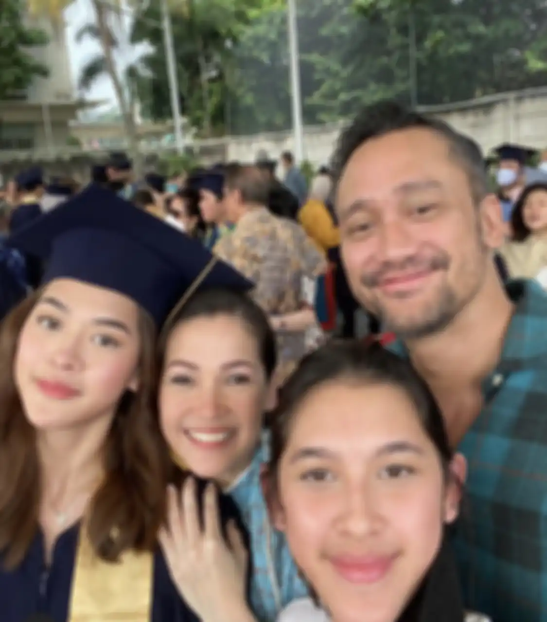 Luna Maya membongkar fakta yang coba ditutupi aktor tampan ini. Foto istri sah sang ator jadi sorotan. 