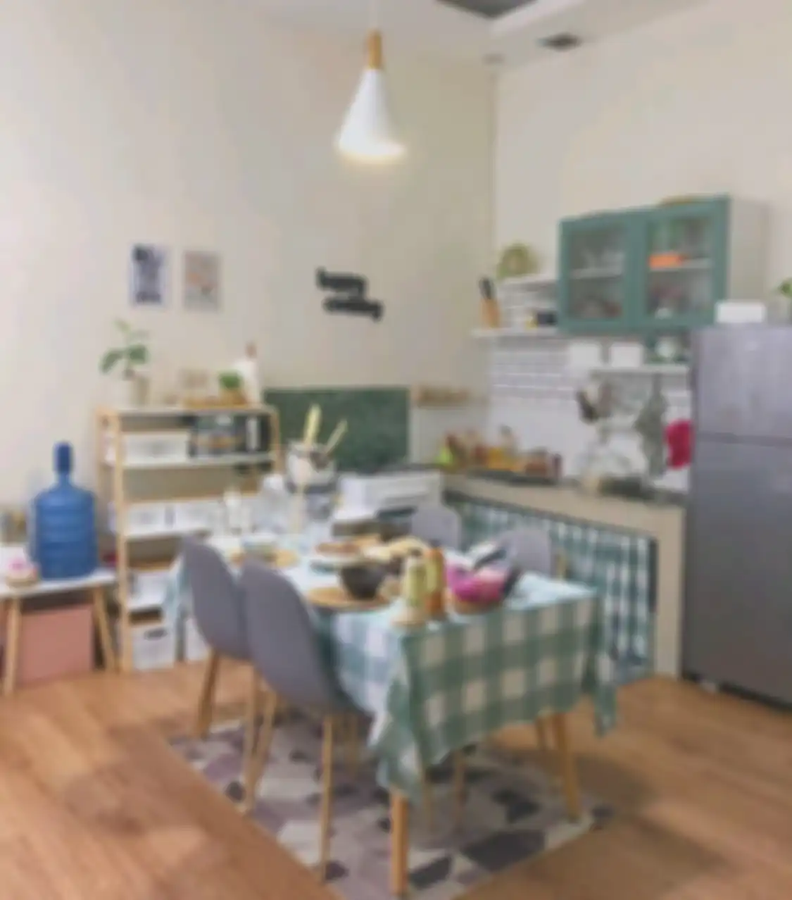 Pencahayaan memainkan peran penting dalam menjaga penampilan dapur sempit agar tetap rapi.