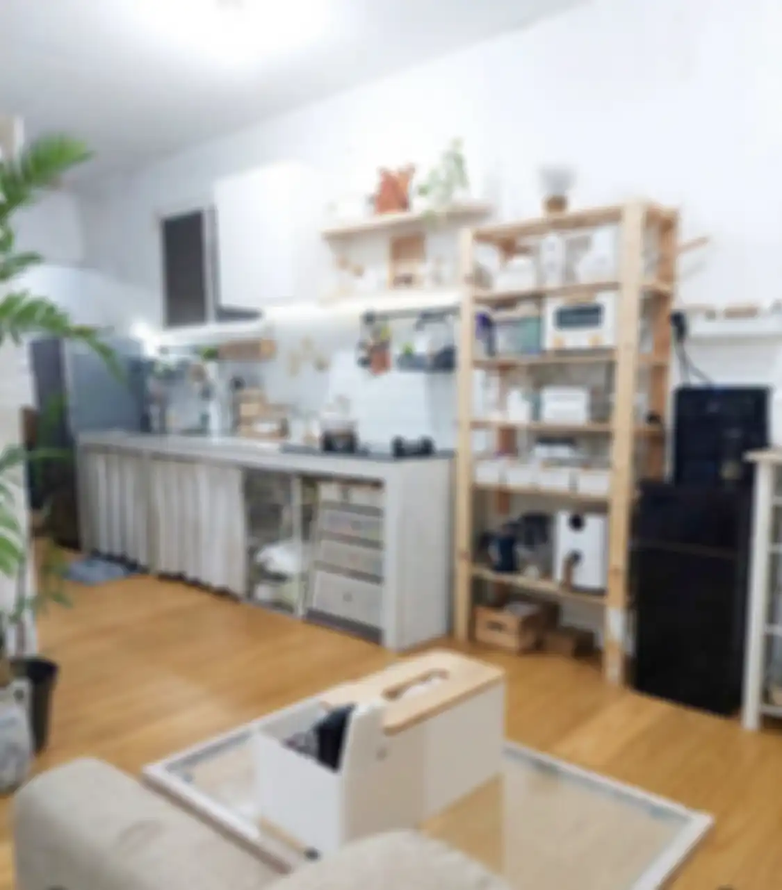 Desain dapur mungil tetap bisa rapi dengan 8 trik jitu ini sekalipun nggak ada bujet buat kitchen set. Lihat foto hasilnya yuk. 