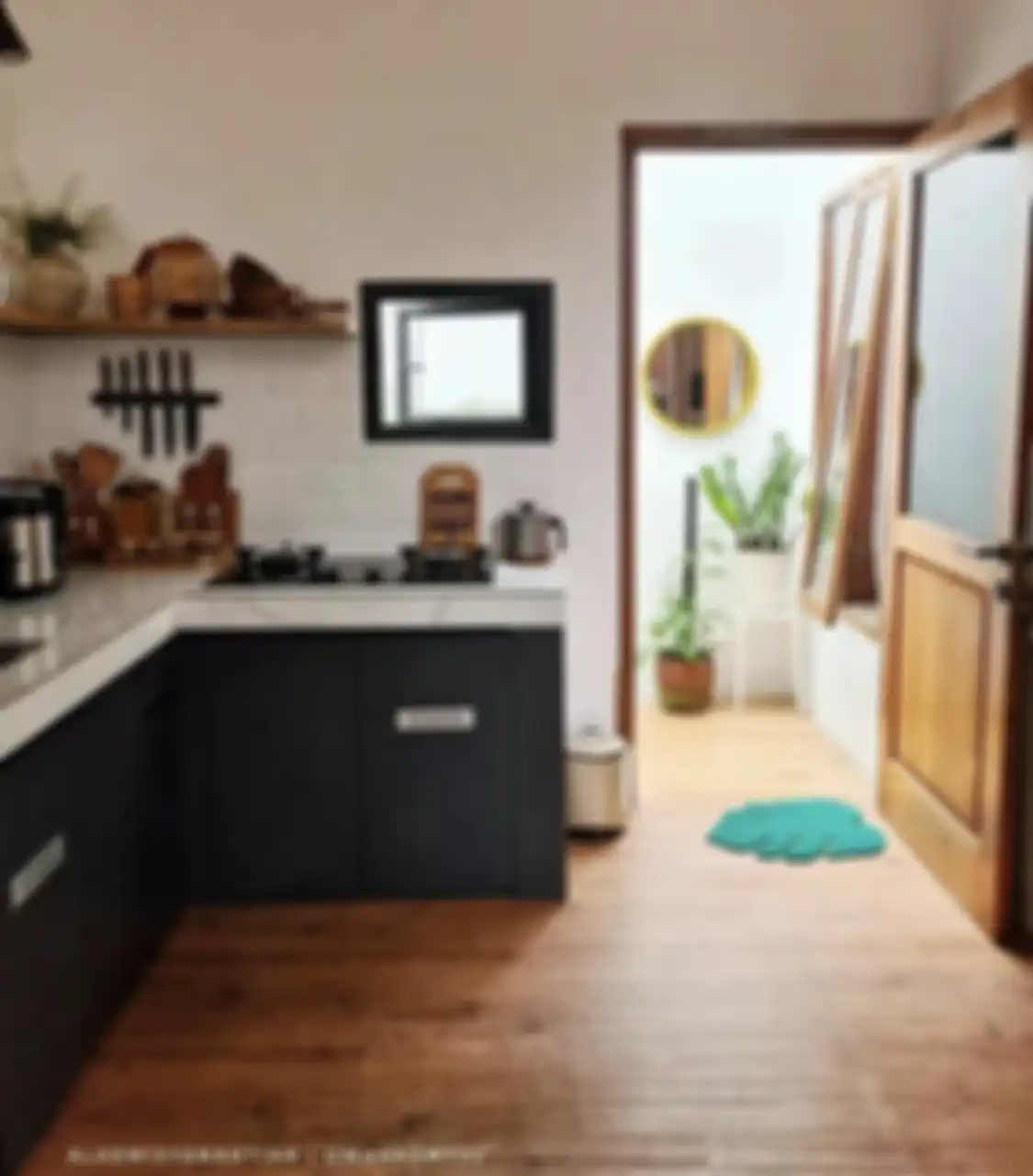 Pemilik rumah minimalis dijamin enggak kegerahan lagi. Sebab, ada cara membuat dapur mungil jadi adem. Foto tampilan kian aesthetic.