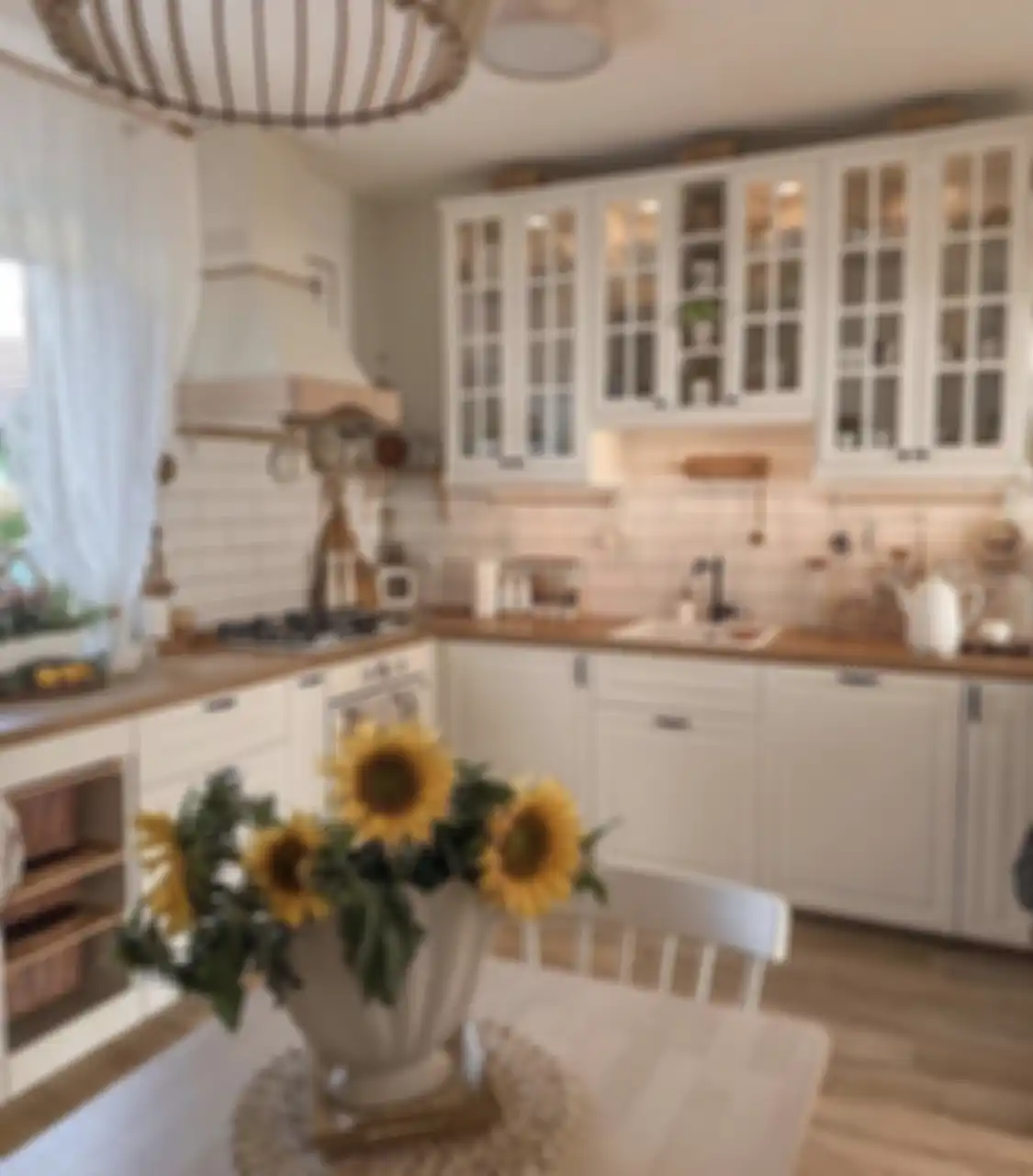 Biarpun berada di ruangan yang tak seberapa luas, area masak ukuran mungil bisa trrlihat luas dengan trik renovasi ini.