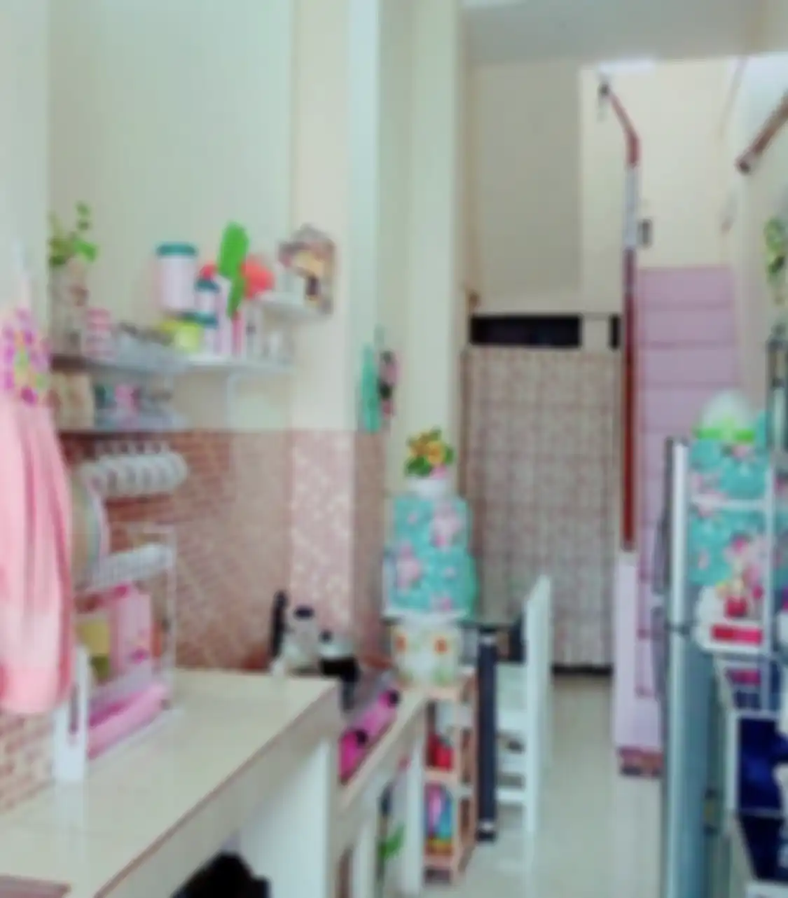 Desain dapur kecil cantik sengaja dirancang buat lorong sempit. Akal-akalan pemilik rumah mungil. 9 foto hasilnya bikin syok.