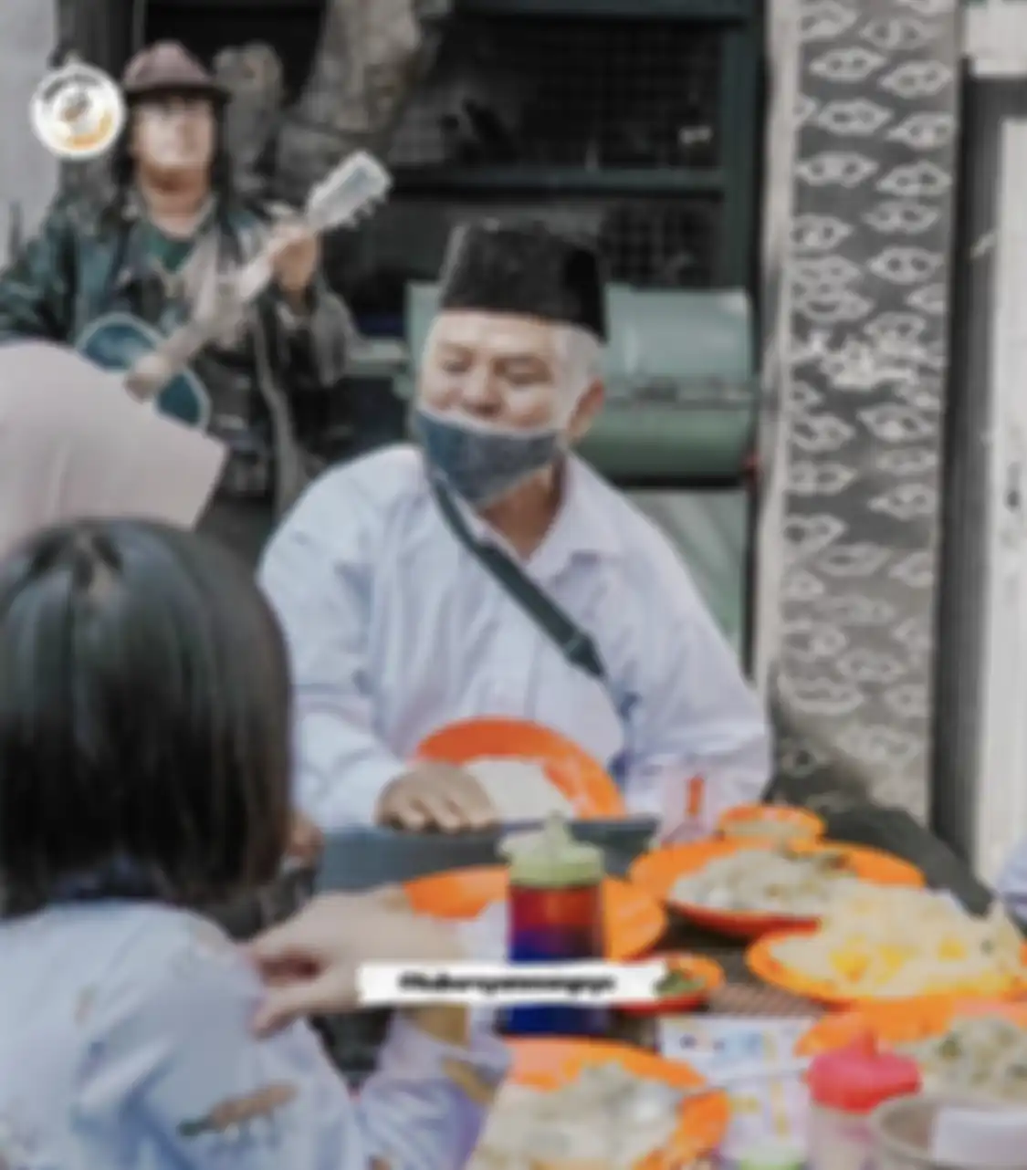 Ini 5 foto tempat wisata kuliner di Bandung yang menyajikan spesialisasi bubur ayam. Bisa sarapan enak lho!