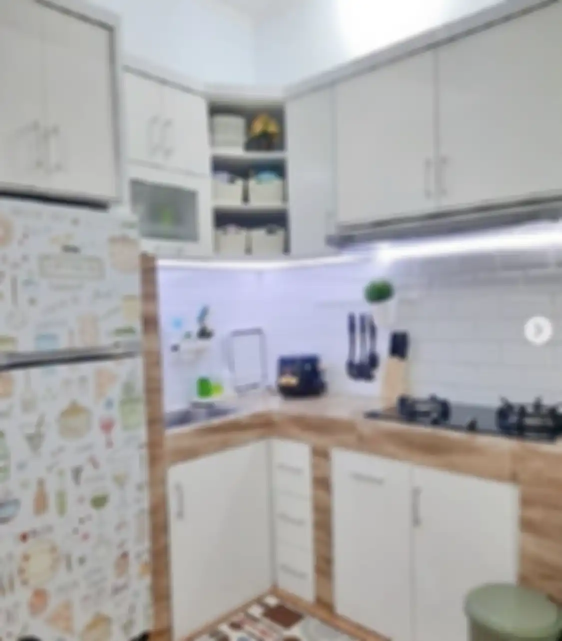 Tampilan yang tampak mewah menjadi keunggulan desain dapur sederhana di rumah minimalis. Intip yuk foto interiornya.