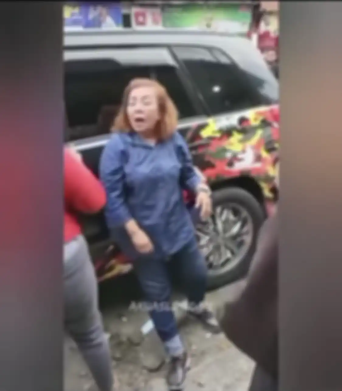 Seorang emak-emak yang menabrak pemotor hingga tewas di Medan sudah ditetapkan sebagai tersangka. Foto tampang pelaku disebarkan.
