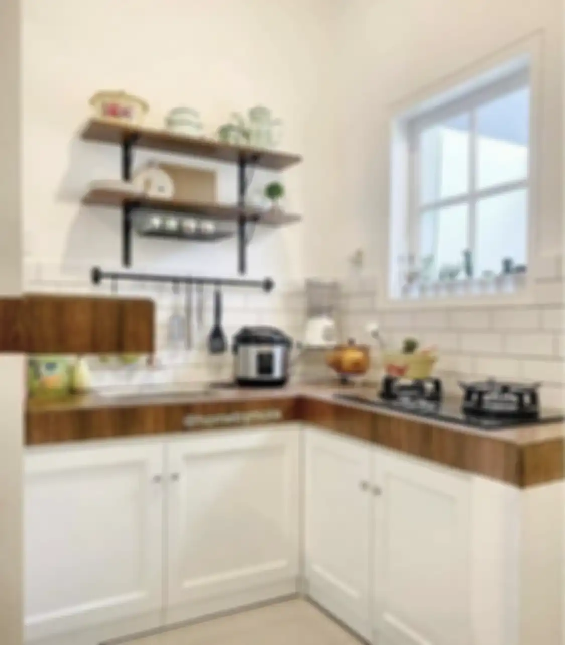Desain dapur sederhana yang dijamin hemat biaya terlihat cantik karena ditambahi elemen tak biasa. Foto interiornya menawan hati.