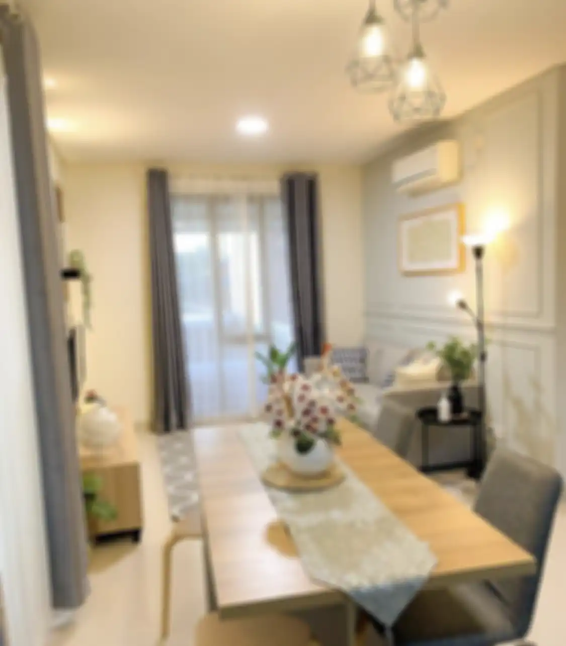 Desain ruang makan yang diberi sentuhan unik bikin penghuni rumah minimalis senyum-senyum. Foto interiornya jadi referensi.