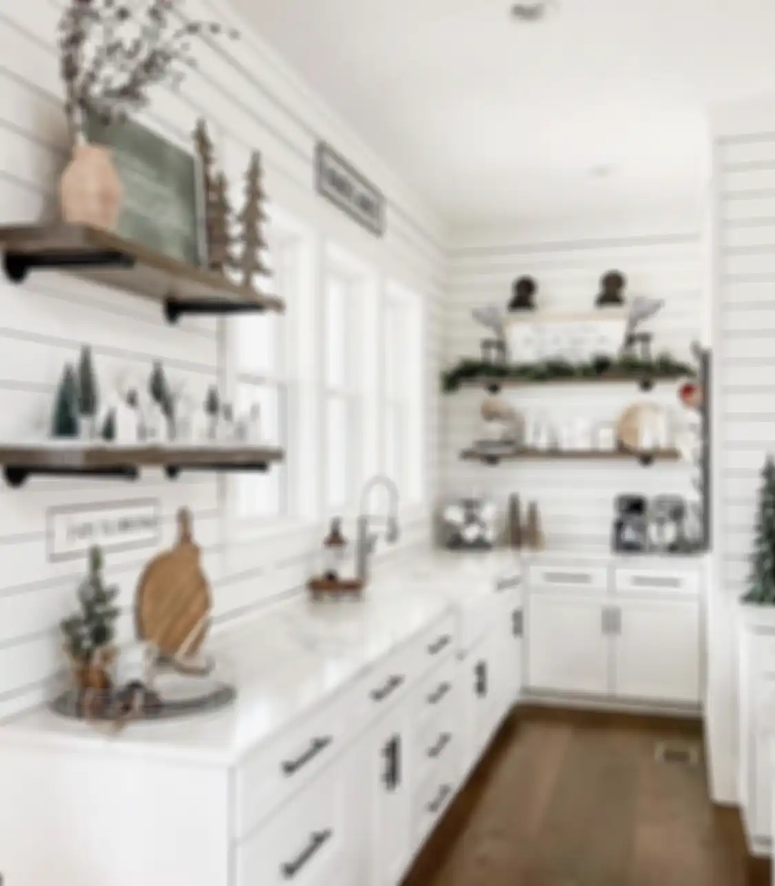 Backsplash ubin subway dinilai sebagai tren rancangan dapur yang sudah jadul. Foto interiornya memang masih cantik.