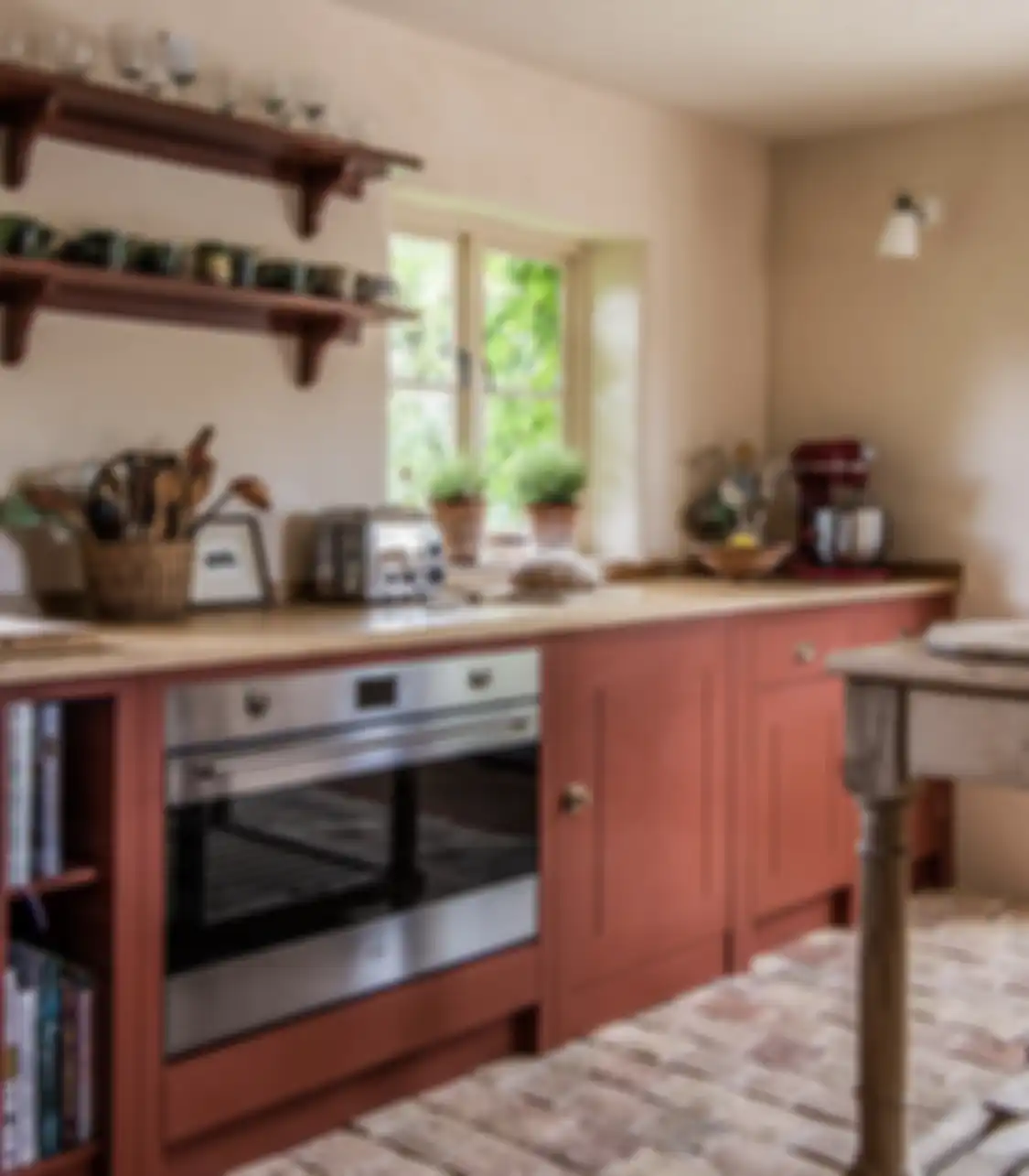 Foto desain dapur kecil dengan mengaplikasikan semburat warna merah yang memberikan kesan luas.