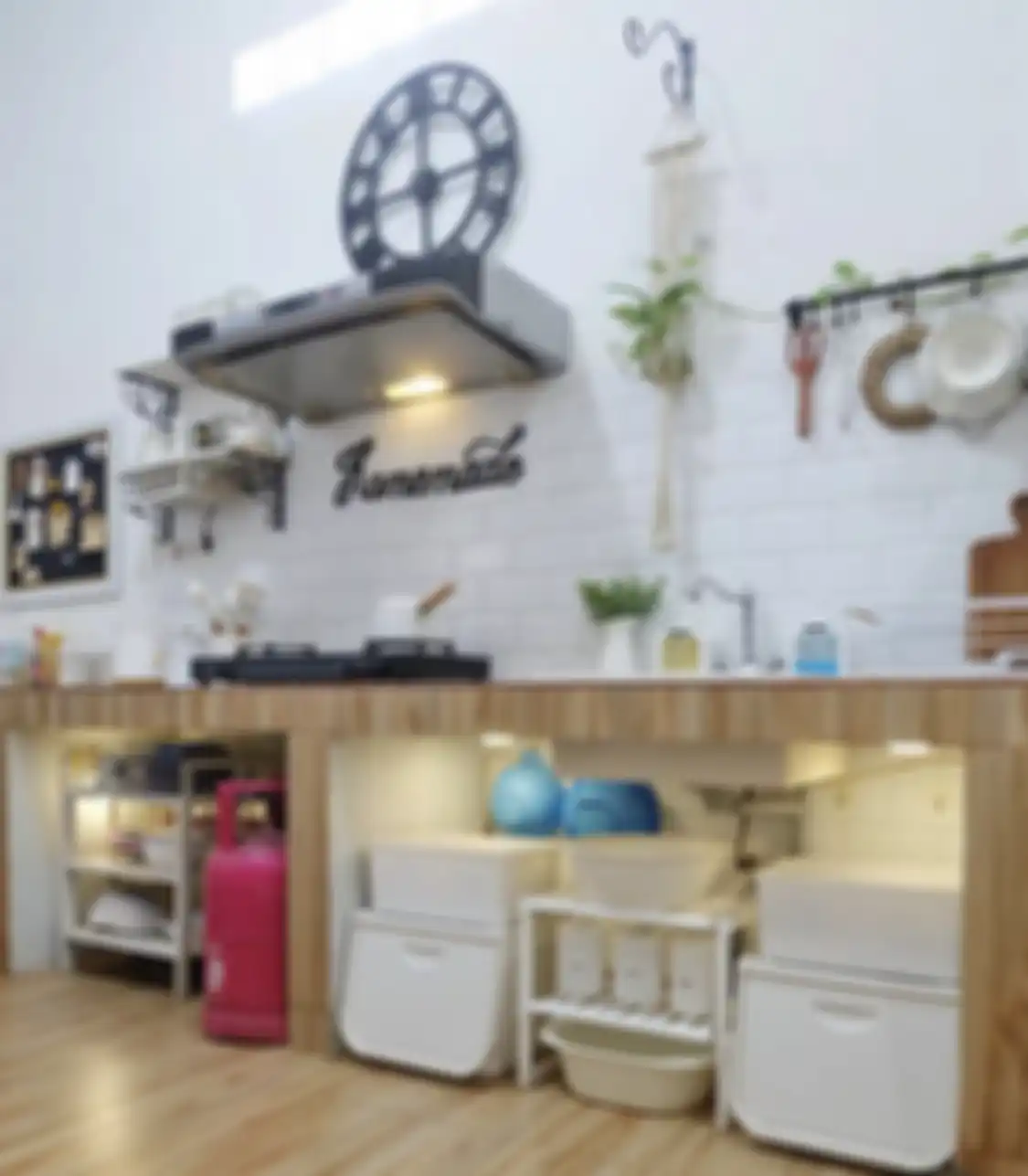 Foto interior desain dapur warna putih terlohat lebih lega karena gaya berbeda. Cocok buat pemilik rumah minimalis. 