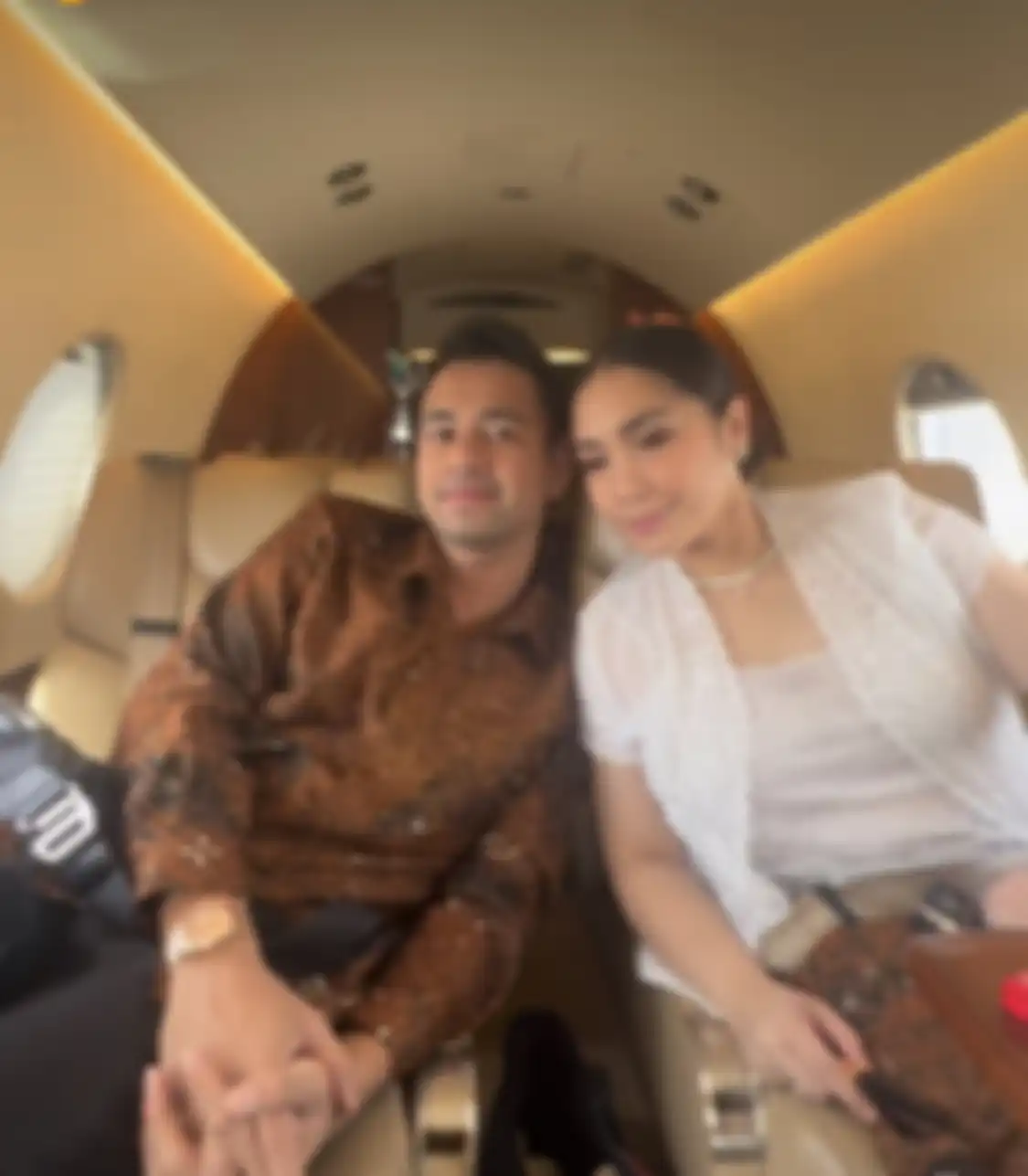Raffi Ahmad mengungah foto bareng Ketua DPR Puan Maharani. Foto bareng ini bikin suami Nagita Slavina dihujat. 
