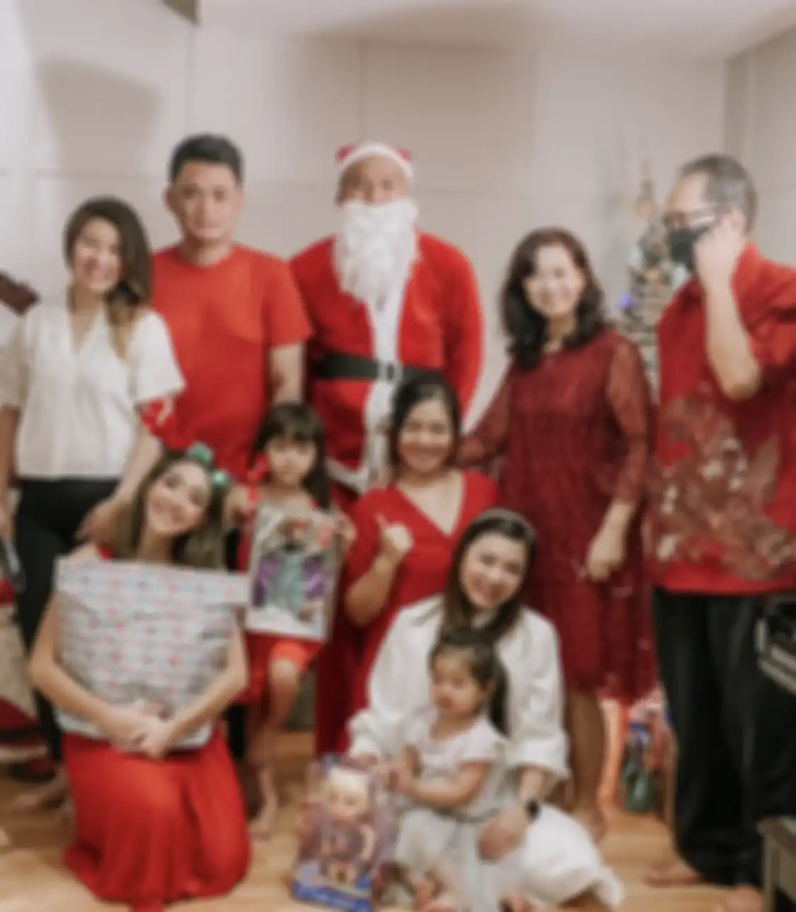 Gisella Anastasia terkenang sosok ayah Wijaya Saputra yang meninggal dunia mendadak. Gisel masih simpan foto bareng almarhum.