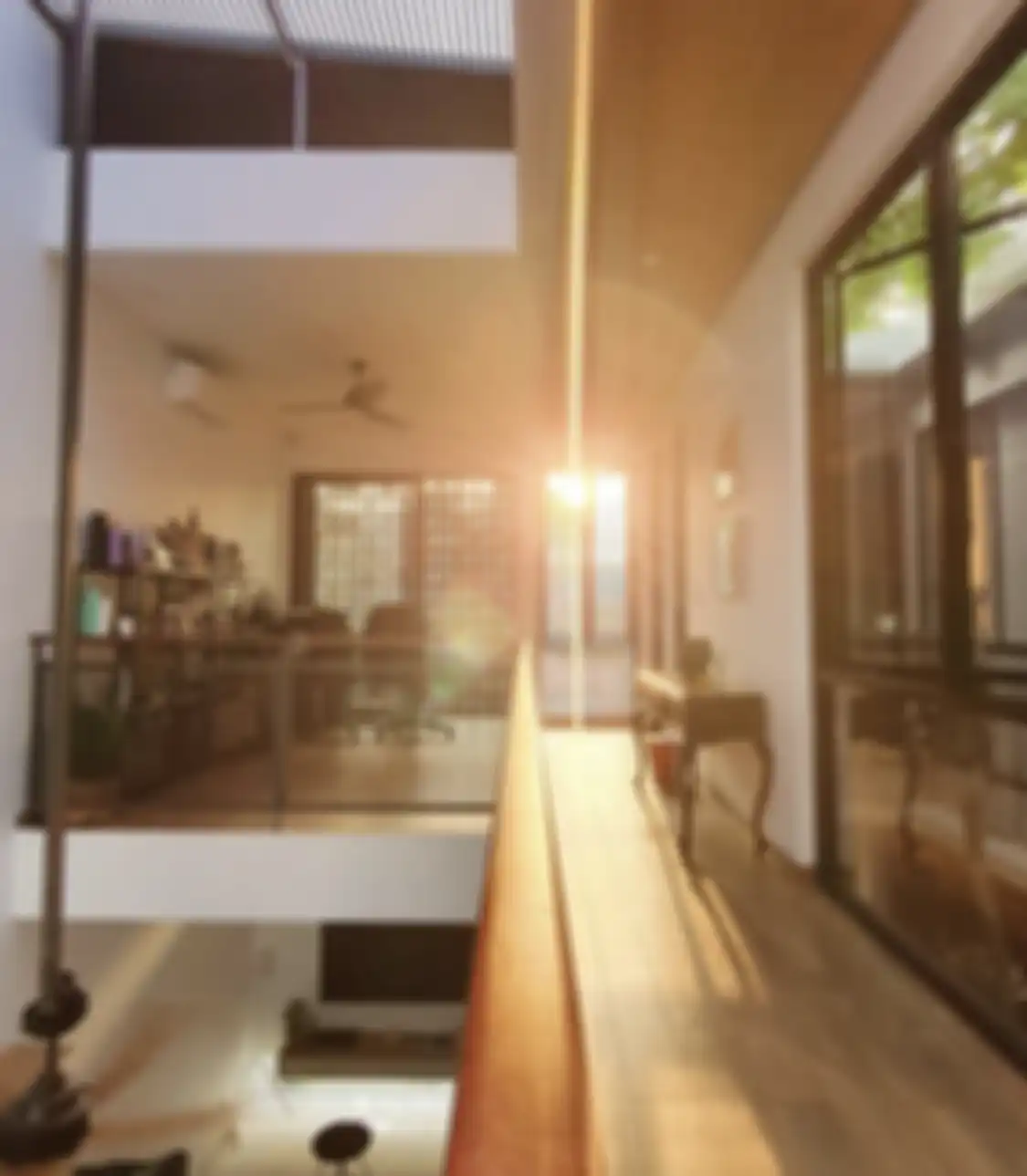 Nggak panas saat terkena cahaya matahari, desain dapur mungil terasa adem karena adopsi trik khusus. Foto interiornya jadi rujukan.