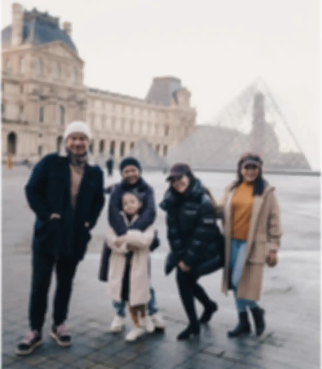 Saat liburan bareng Gading Marten di Eropa, Gisel juya mengajak ibunya, Rita Marbun. Mereka tampak bahagia di foto ini.
