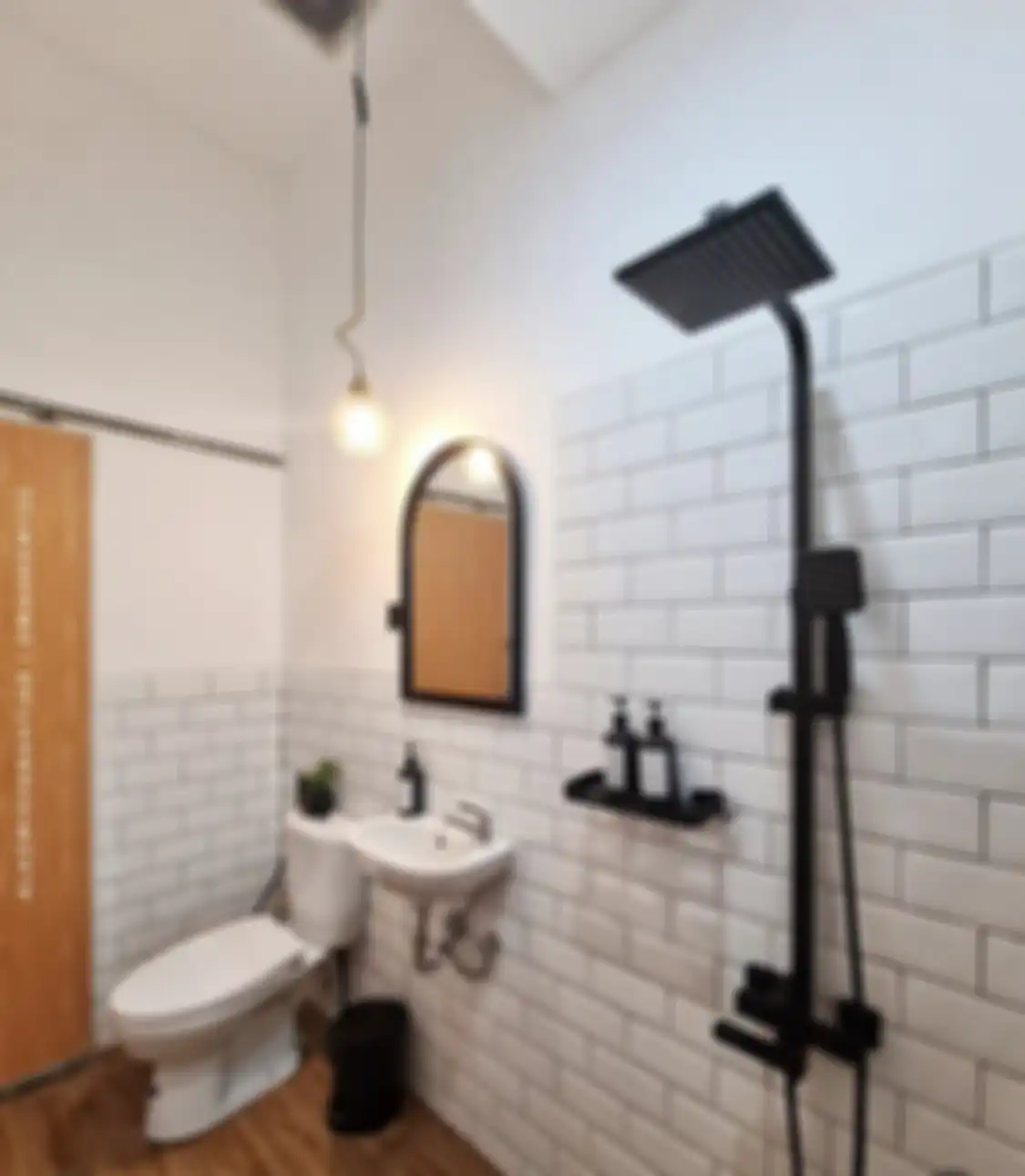Tampilan kamar mandi minimalis malah terlihat sumpek. Foto interiornya sampai bikin ilfil. Kebiasaan teledor jadi biang keroknya.