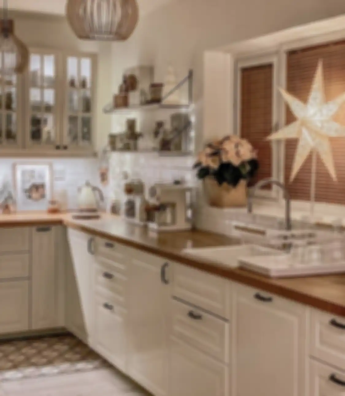 Foto area masak dengan wastafel yang kinclong. Lakukan pembersihan dengan bahan berkomposisi ini.