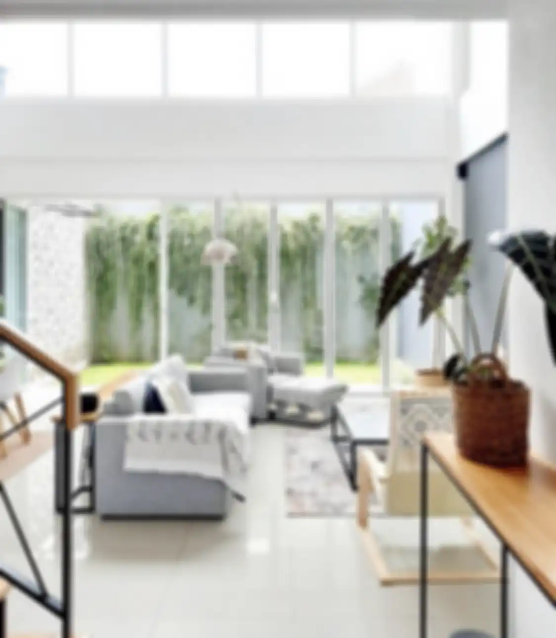 Adopsi desain ruang tamu yang dibuat pakai cara tak biasa, pemilik rumah minimalis siap-siap dapat keuntungan ini. Simak 8 foto aplikasinya.