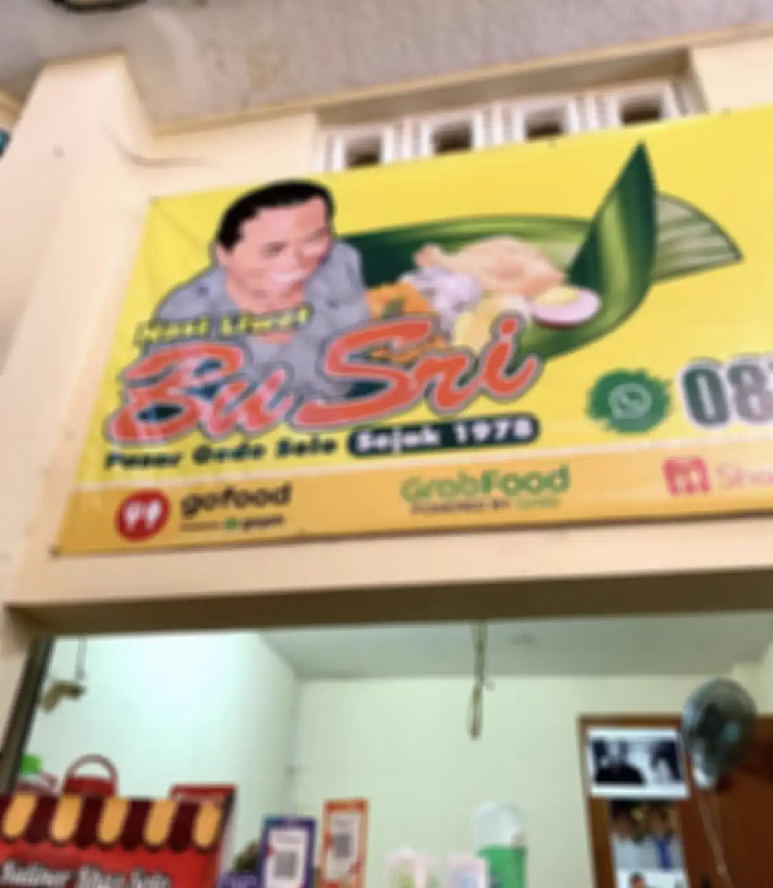 Inilah 7 tempat wisata kuliner di Solo yang sajikan nasi liwet teman sarapan enak. Cocok buat mood booster berburu foto liburan aesthetic.