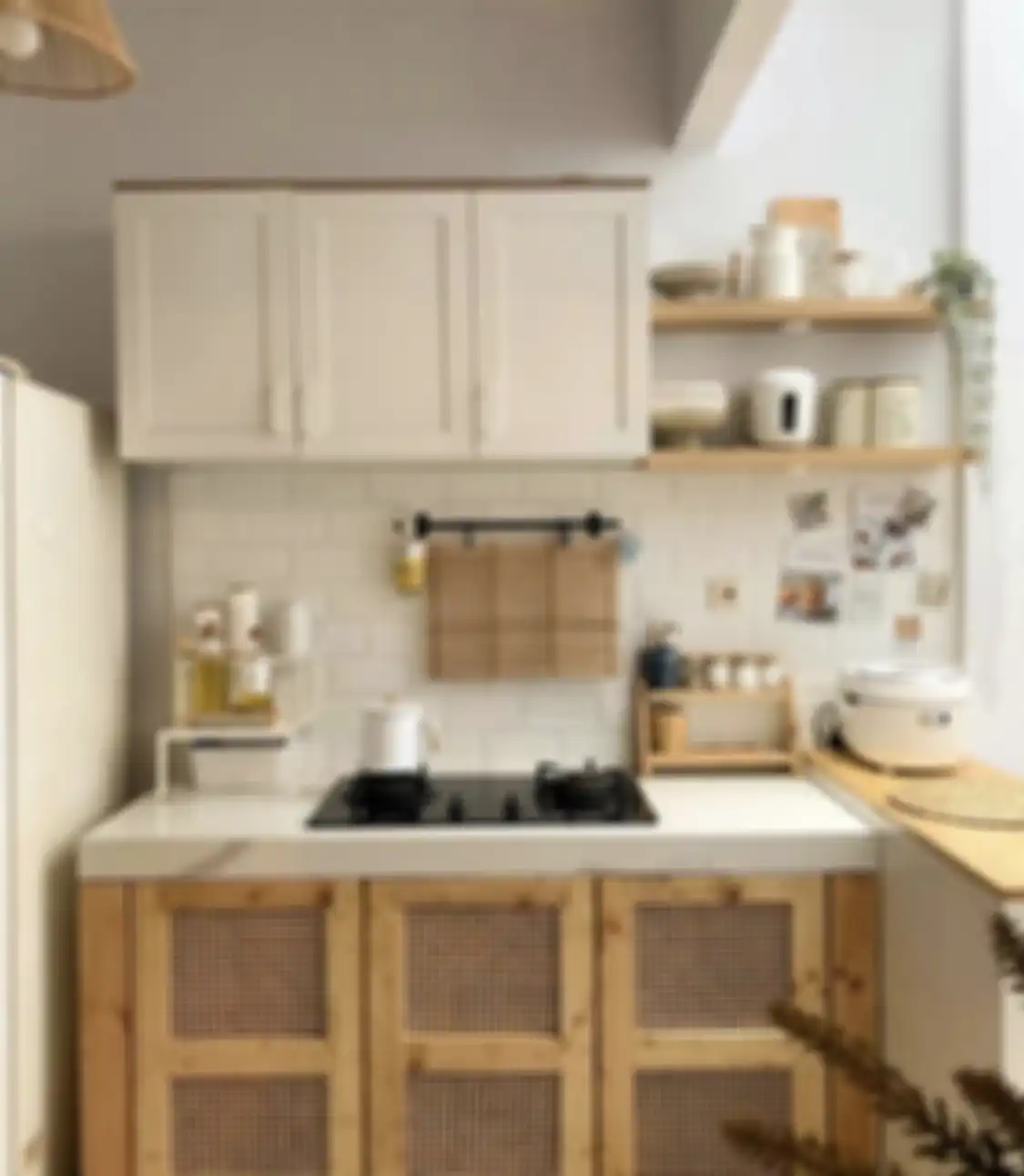 Usai dapat trik mujarab mengatur dapur kecil yang efektif mertua pemilik rumah minimalis tersenyum puas. Foto interiornya jadi lebih luas.