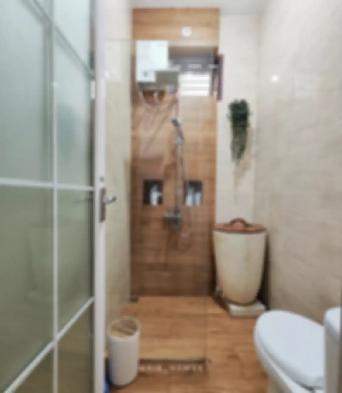 Inilah alasan kamar mandi tak boleh kelihatan dari pintu masuk rumah minimalis. Bukan karena foto interiornya lebih menarik. 