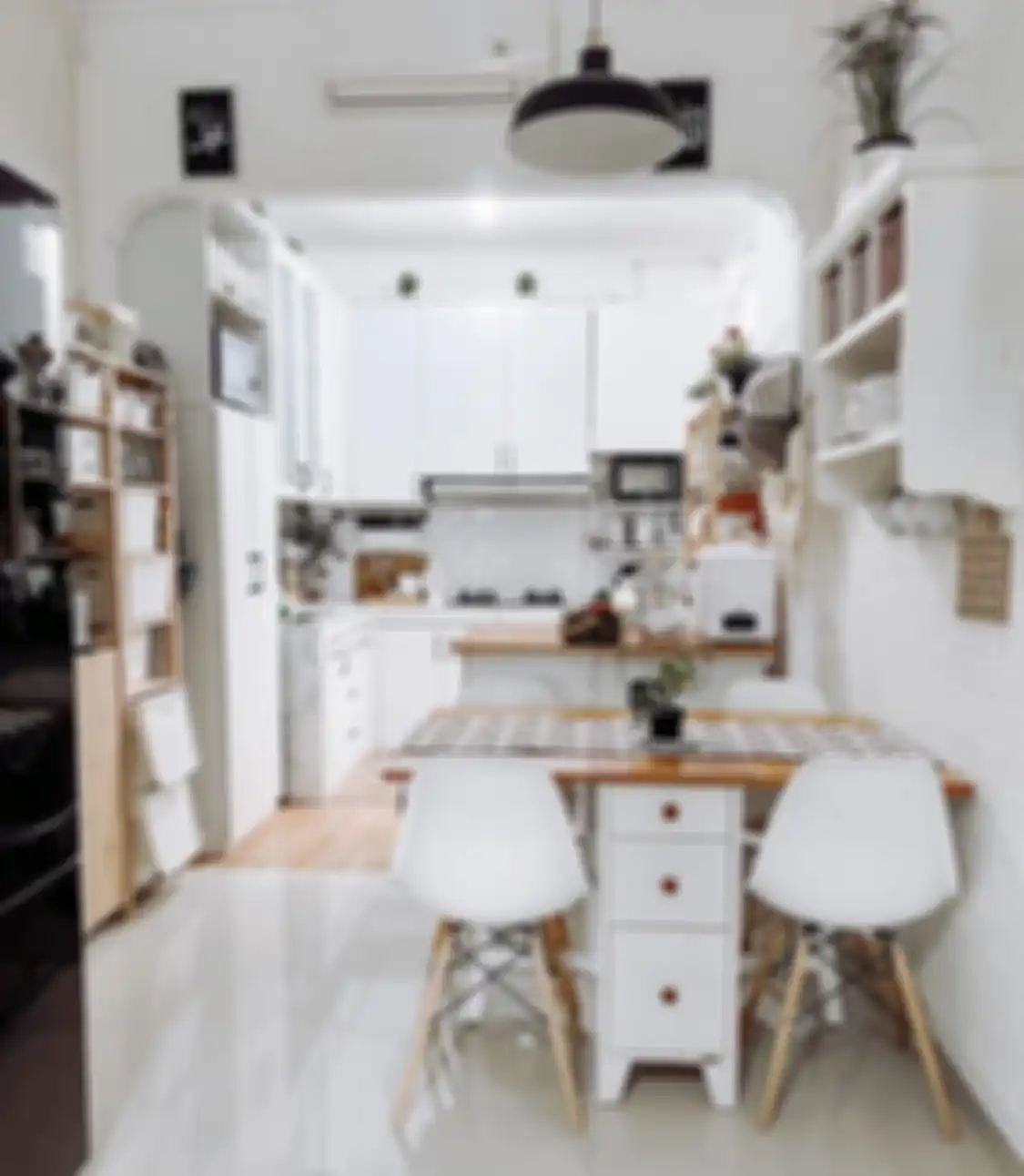 Foto interior dapur kecil di rumah minimalis enak buat ditiru agar terlihat ringkas. Perabotnya disimpan pakai cara tak biasa.