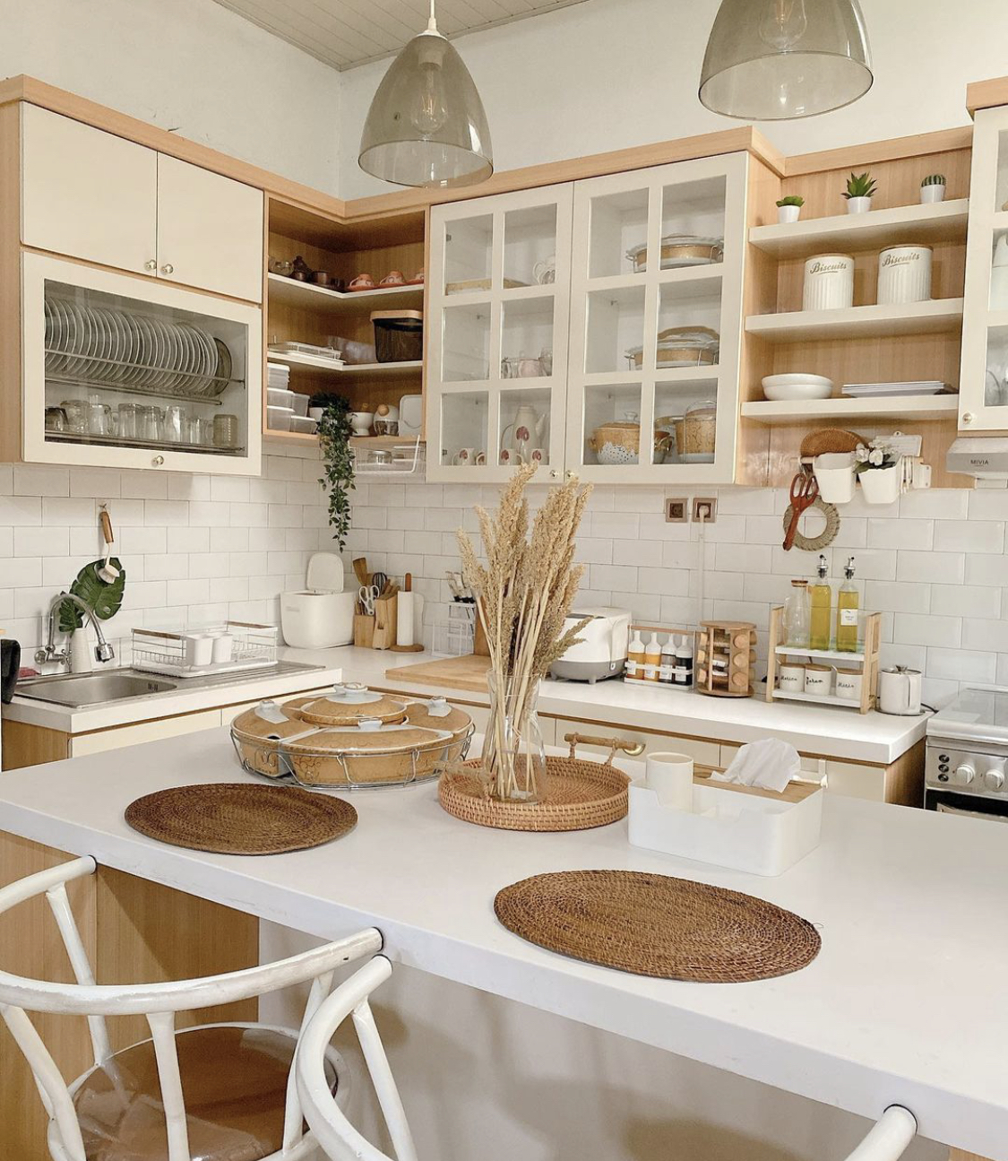 Usai dapat trik mujarab mengatur dapur kecil yang efektif mertua pemilik rumah minimalis tersenyum puas. Foto interiornya jadi lebih luas.