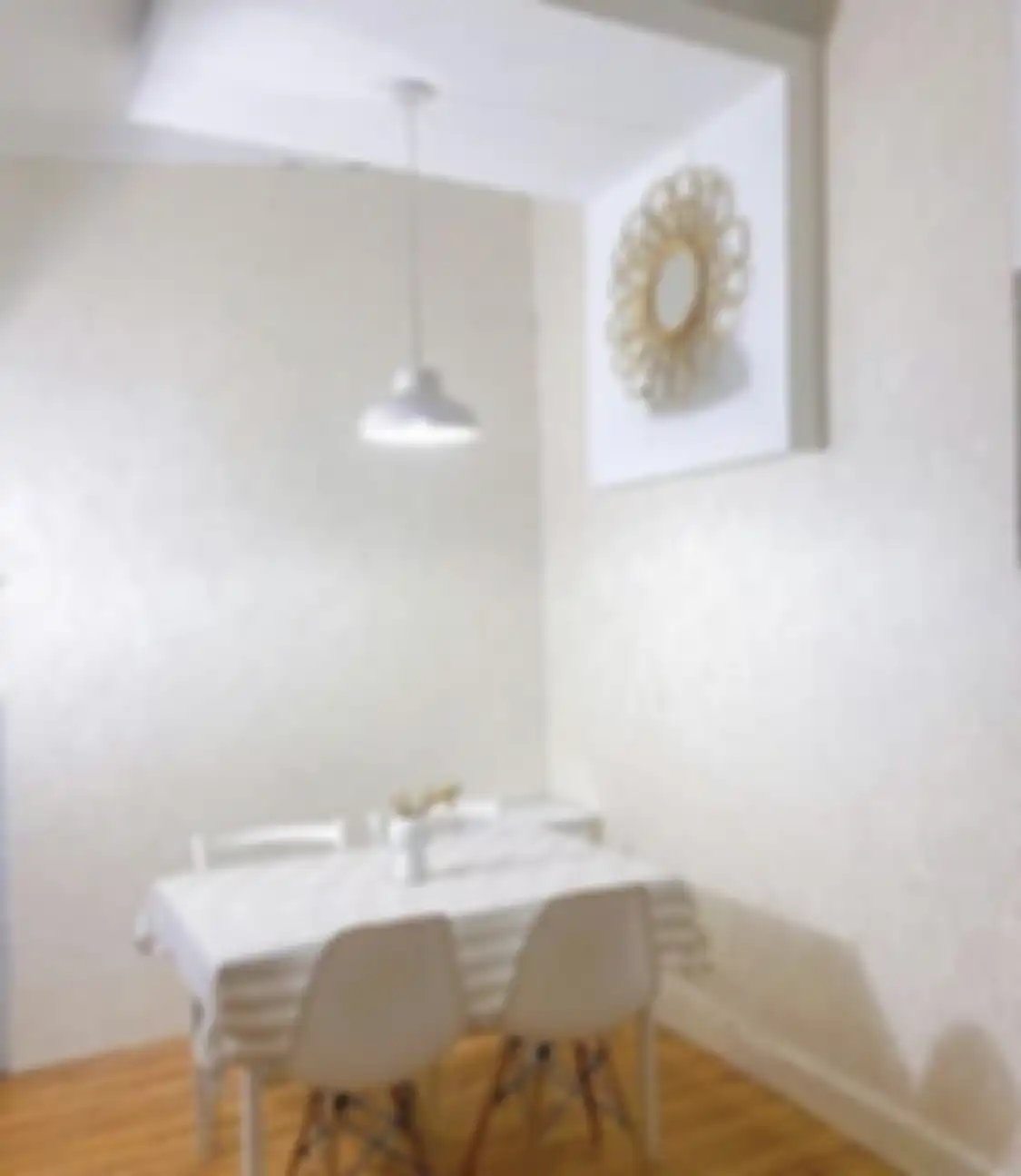 Desain ruang makan yang diberi sentuhan unik bikin penghuni rumah minimalis senyum-senyum. Foto interiornya jadi referensi.