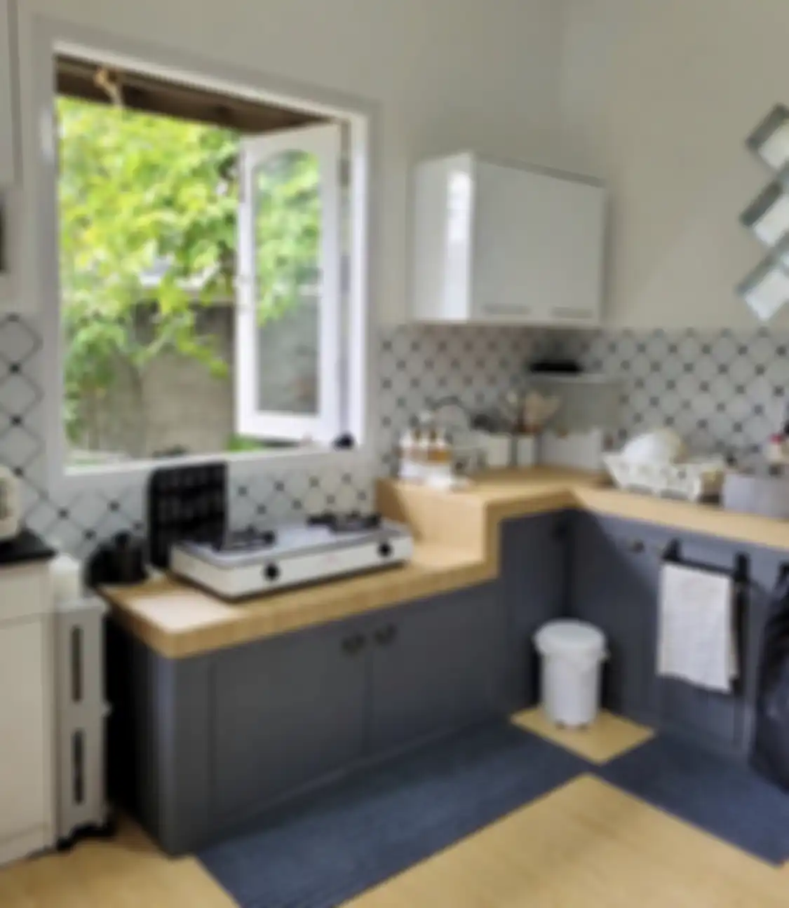 Pemilik rumah minimalis dijamin enggak kegerahan lagi. Sebab, ada cara membuat dapur mungil jadi adem. Foto tampilan kian aesthetic.