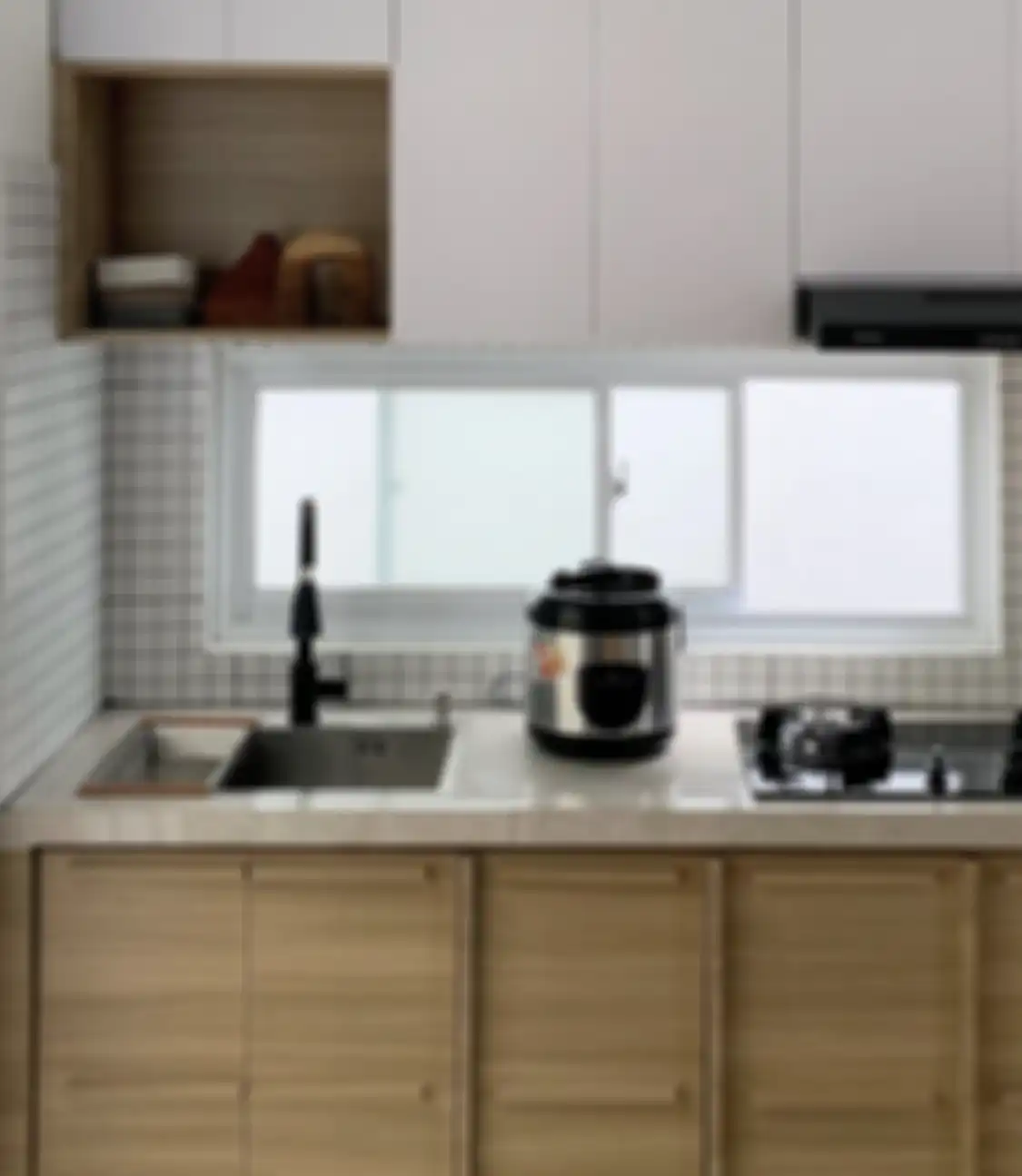 Inilah jadinya jika pemilik rumah minimalis membuat kabinet dapur dengan memakai 4 material tak biasa. Foto hasilnya bikin mata terpana.