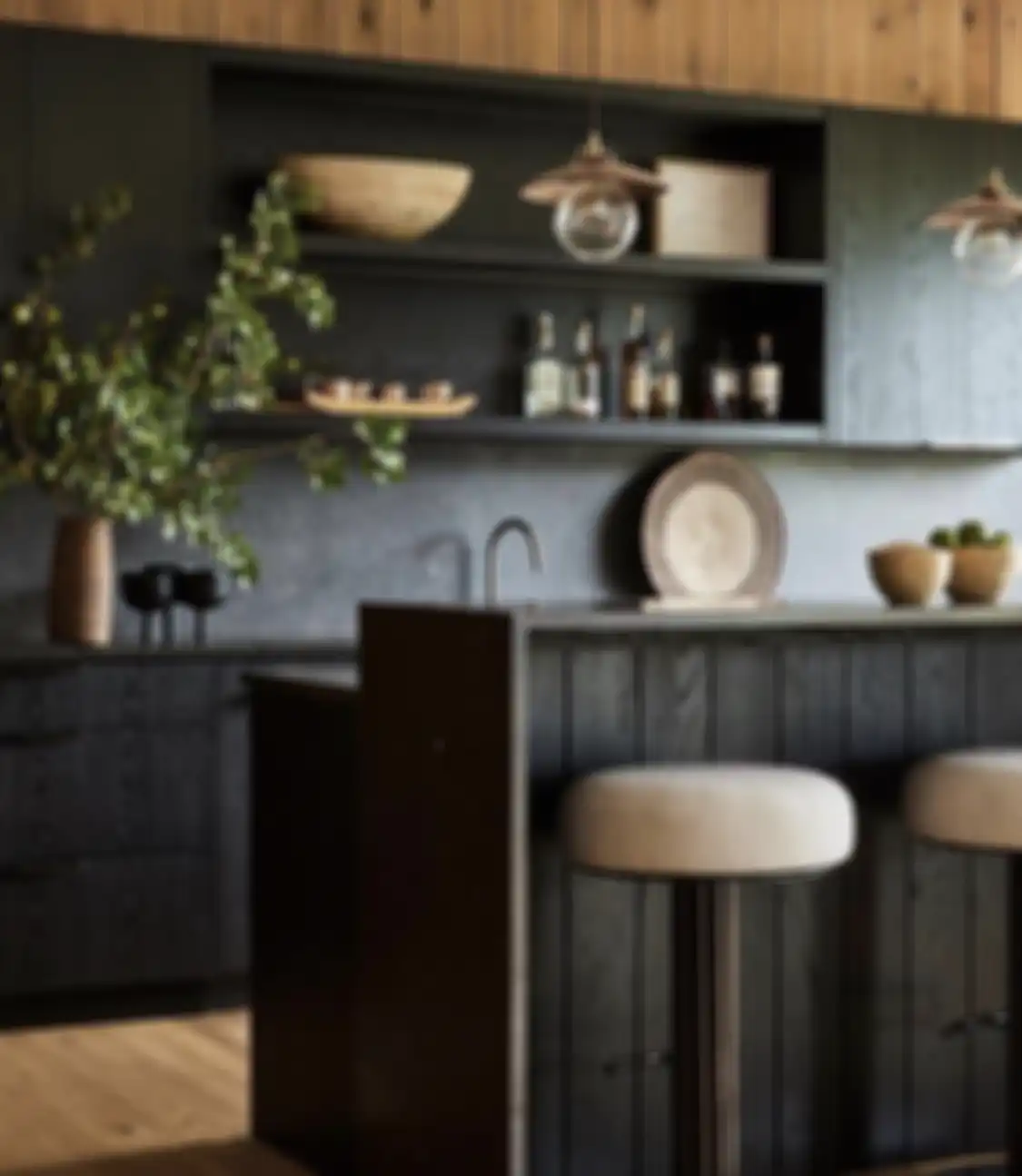 Hitam masih menjadi ciri warna favorit ahli desain interior untuk memulas kabinet dapur.