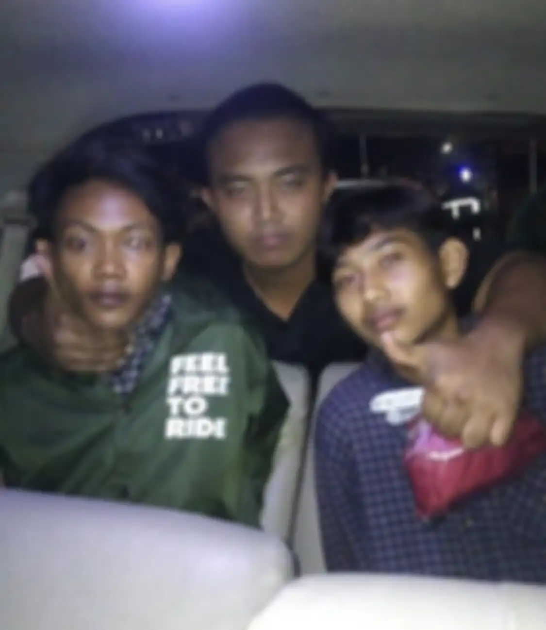Hari Kurniawan alias HK, kiri, otak pembunuhan bos ayam goreng Bekasi saat dicokok petugas gabungan