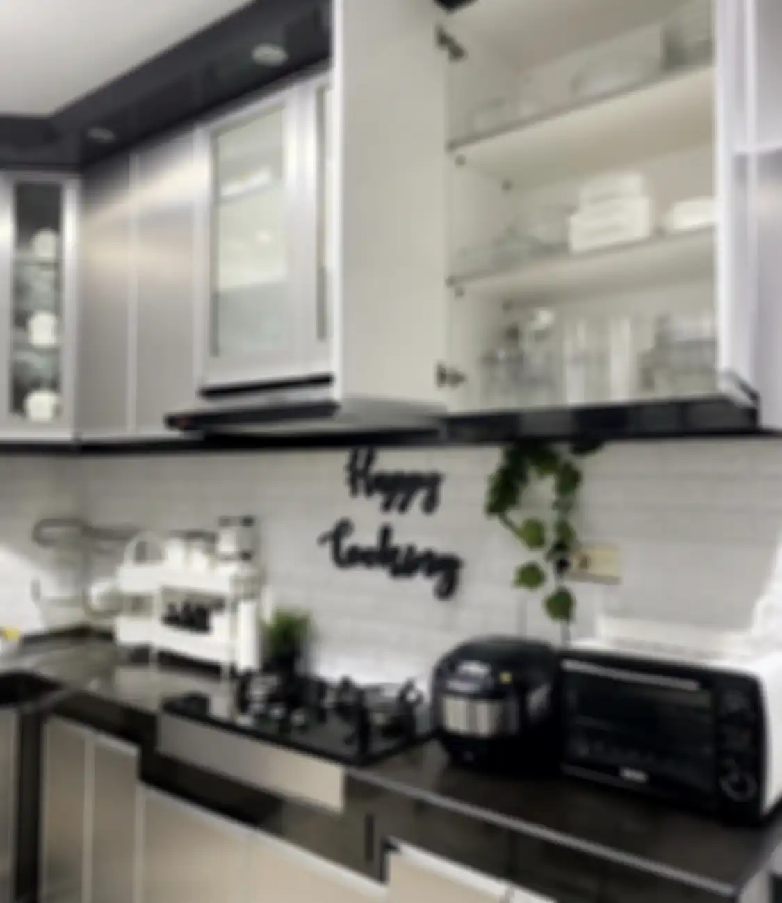 Desain dapur modern yang disentuh kitchen set hitam putih menjadi pembeda. Foto hasilnya bikin happy.