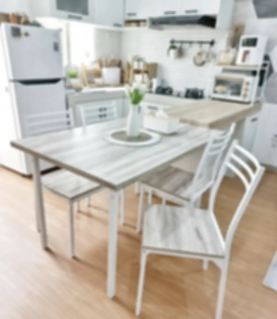 Dapur mungil bentuk U digabung dengan ruang makan untuk mengatasi keterbatasan lahan di rumah minimalis.