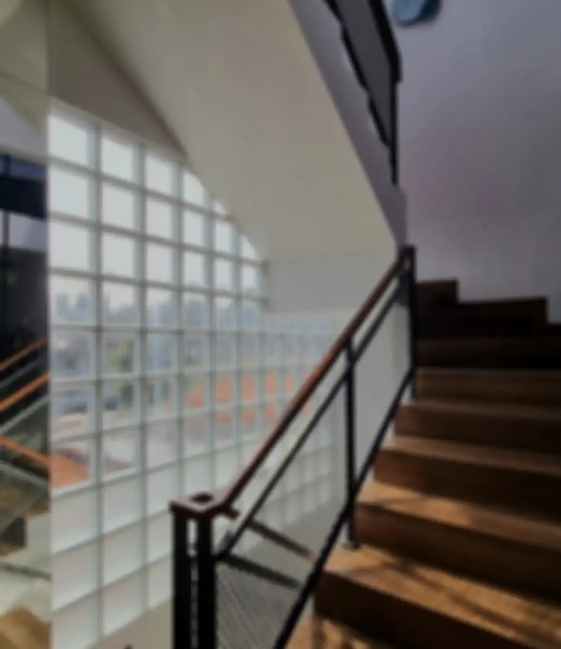 Nggak panas saat terkena cahaya matahari, desain dapur mungil terasa adem karena adopsi trik khusus. Foto interiornya jadi rujukan.