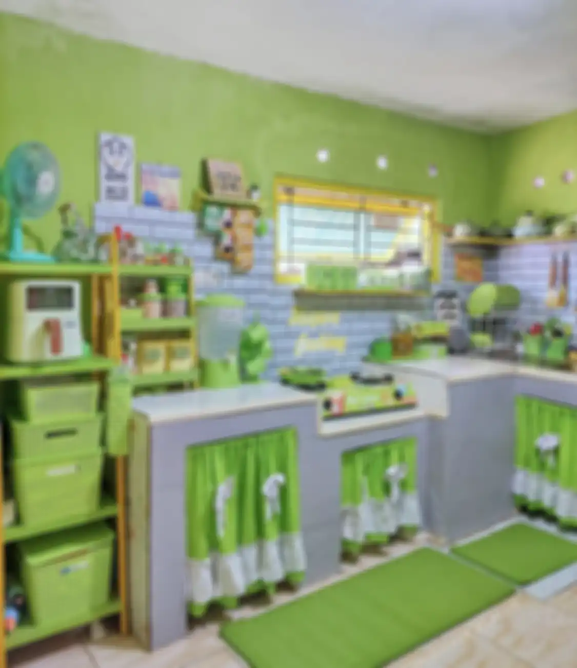 Dapur sempit tampak luas dan lega lantaran diselimuti warna hijau yang bikin sensasi begini. Tak sangka lihat foto interiornya.