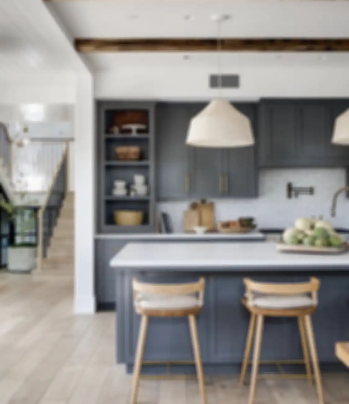 Jenis pencahyaan meja dapur jadi kunci dalam menghadirkan potret ruang memasak modern yang tampil mewah.