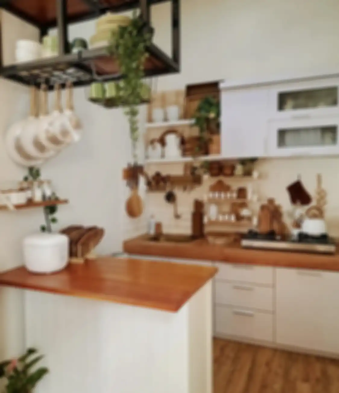 Potret dapur ukuran sempit yang terlihat rapi. Area memasak yang berantkan karena peralatan tak cepat dibereskan.