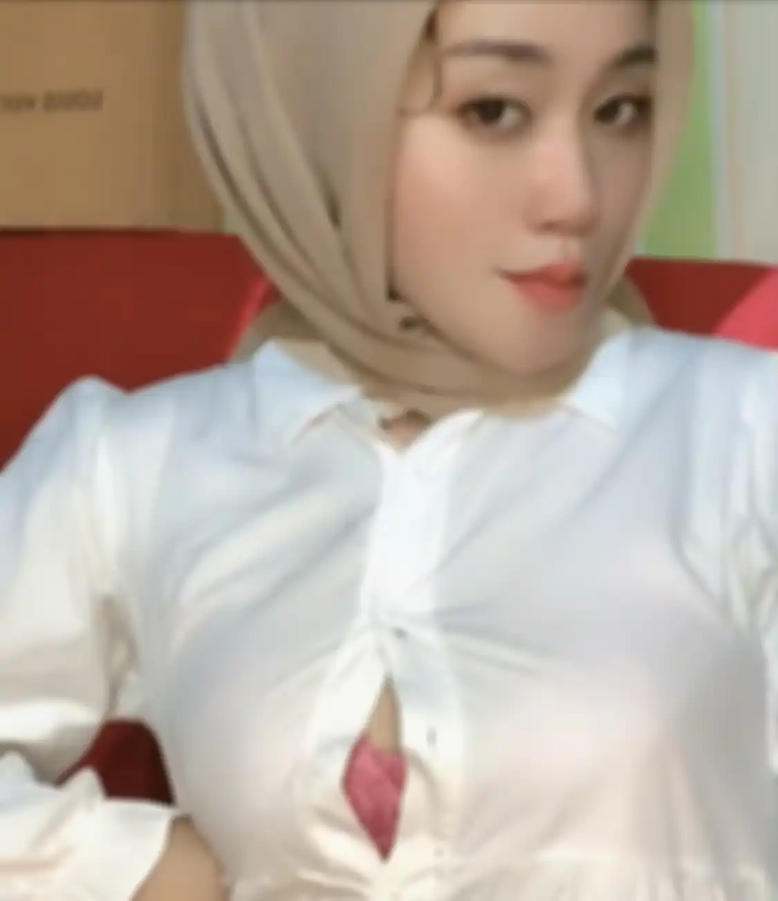 Wanita berhijab asal Medan nekat memamerkan payudara demi uang saweran di media sosial. Foto tampannya jadi sasaran kemarahan ulama. 