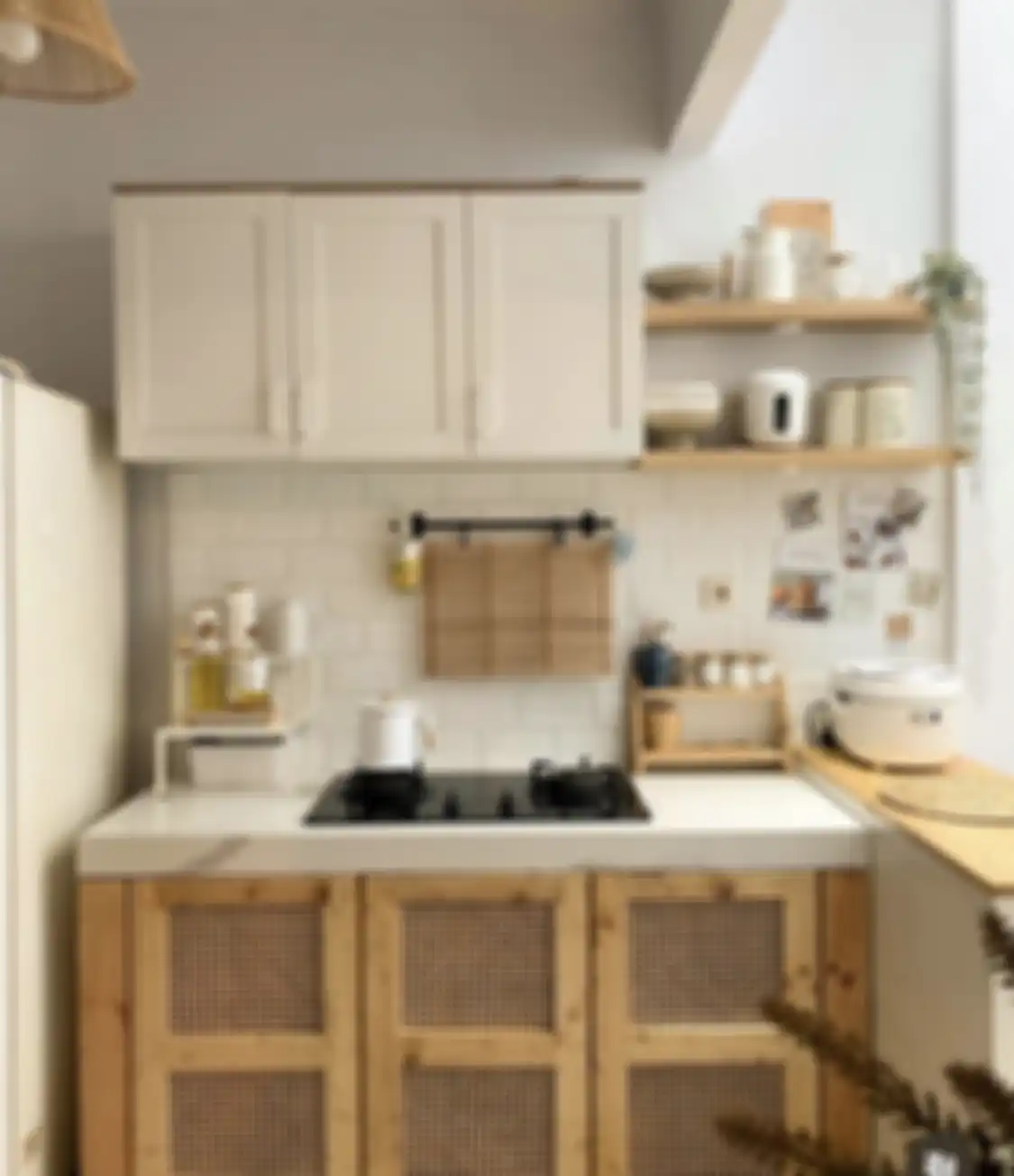 Meja dapur yang sengaja dibuat dari material tak biasa membuat foto desain dapur sederhana makin terlihat mewah.