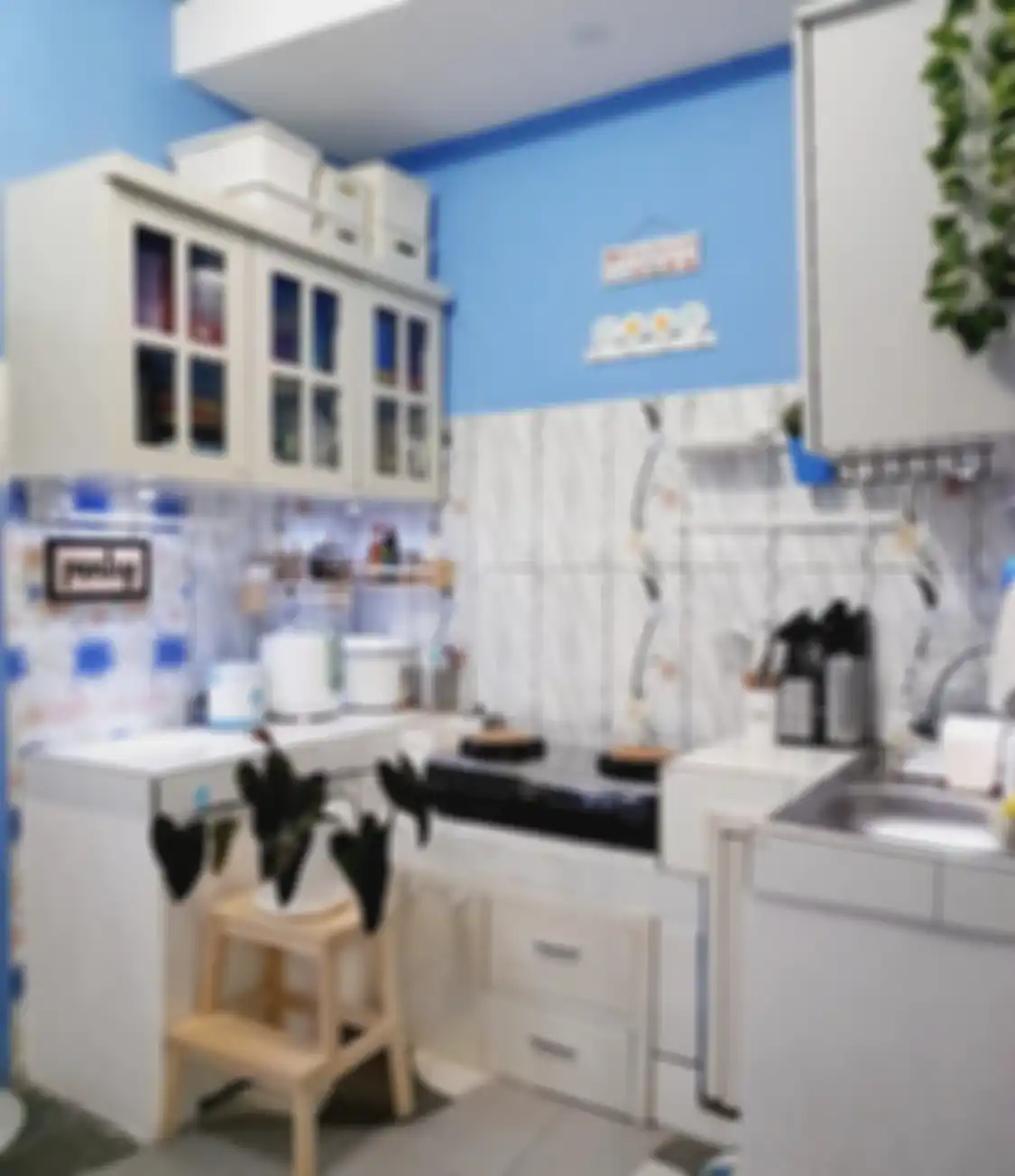 Pemilik rumah minimalis menjajal memasang lemari tertutup di desain dapur mungil. Foto interiornya menjadi seperti begini.