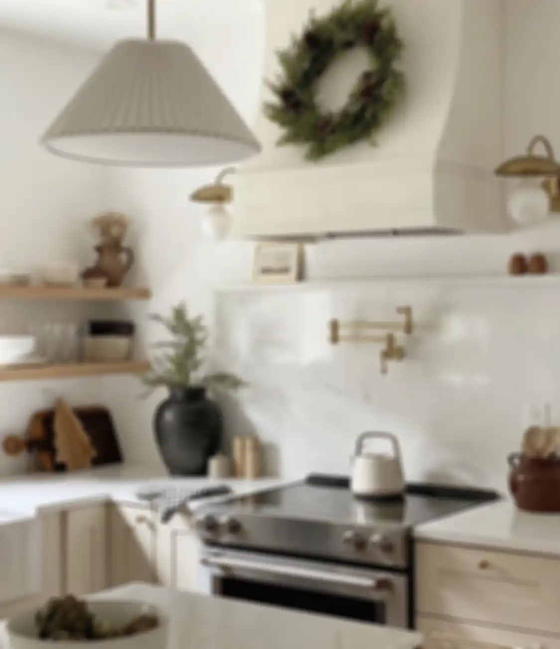 Jangan biarkan noda membandel terlihat di area memasak. Begini cara kilat bikin dapur mungil tetap kinclong.