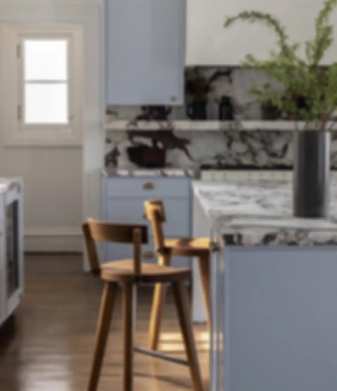 Pilih furnitur yang cocok agar memberikan penampilan minimalis dalam desain area masak ukuran mungil.
