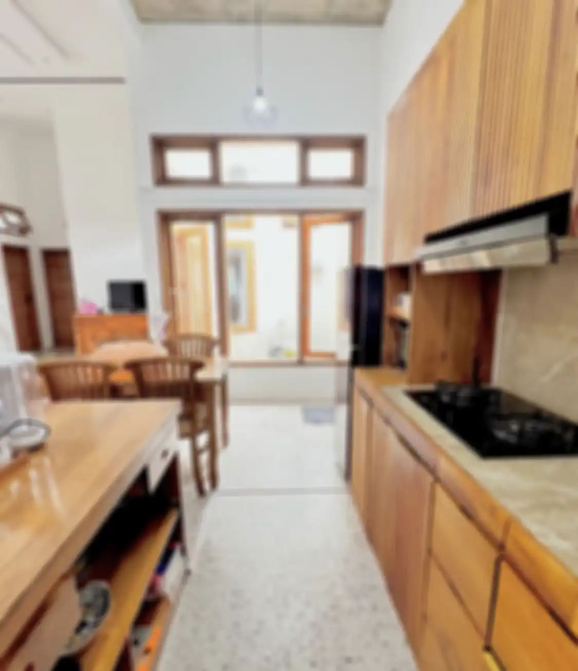 Foto tampilan area masak yang lebih segar. Mengubah dapur kecil bisa menggunakan cara murah ini.