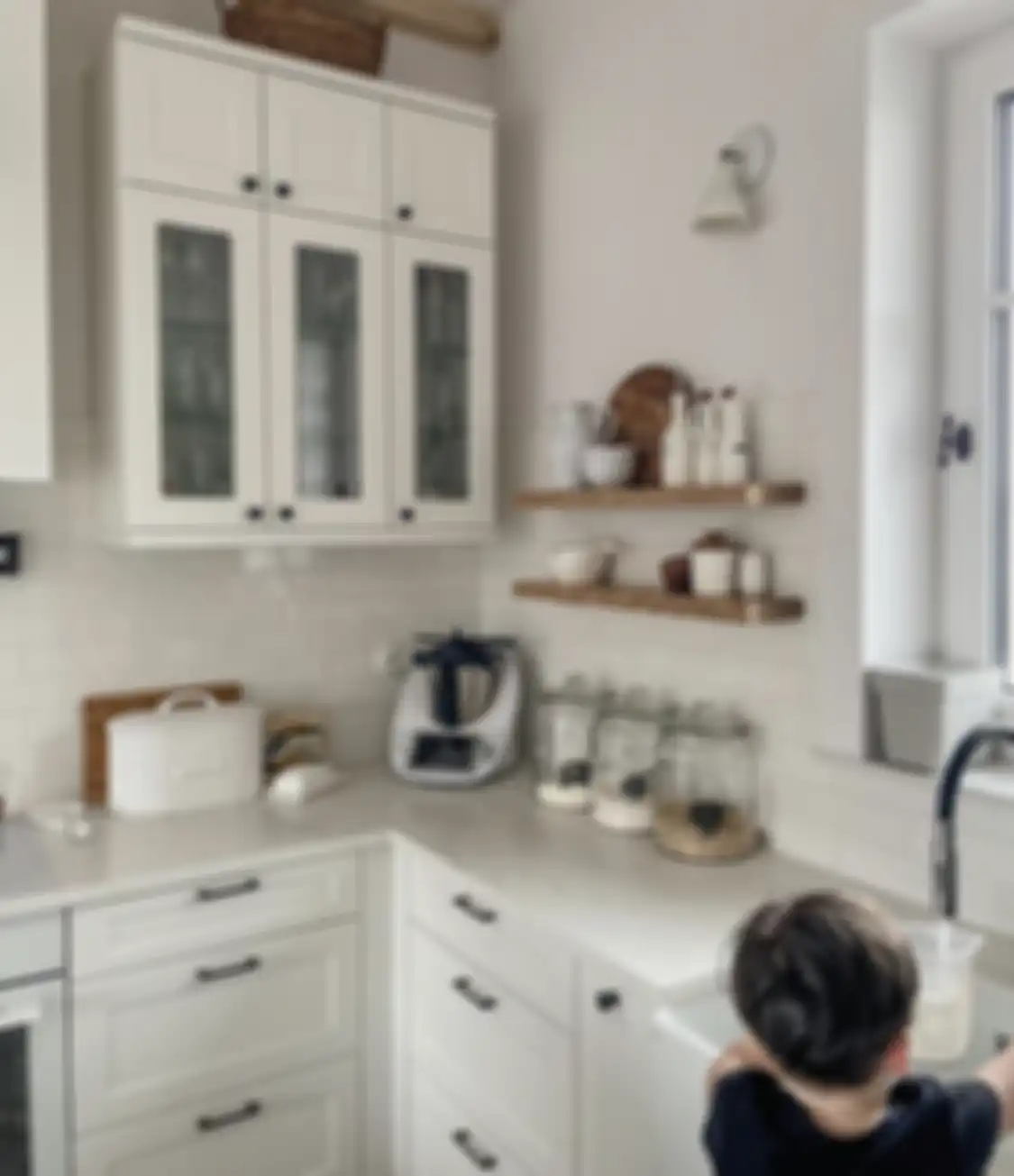 Peralatan memasak yang.berat jangan ditaruh di kabinet dapur mungil. Potretnya  enggak pernah bisa rapi.